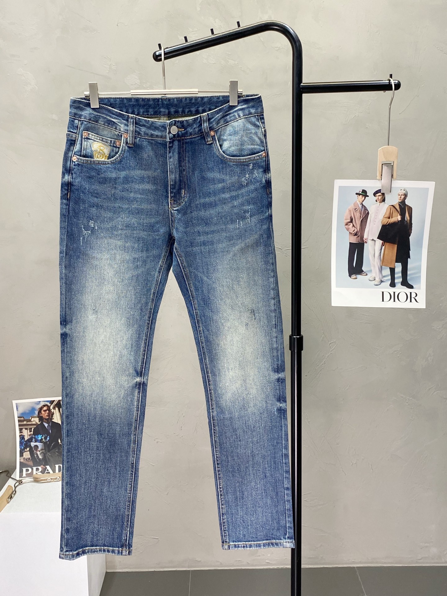 NO:131383,.Burberry exclusively offers the new high-end version of jeans!  Customized fabrics for counters are breathable and comfortable, with impeccable details, and the brand element design concept reflects high quality. The feel is delicate and soft!  It is casually cut, with a great upper body style!  Number of codes: 29-38021, burberry, burberry, jeans, alexander wang19860909.Burberry巴宝莉独家专供新款牛仔裤高端版本！专柜定制面料 透气舒适度高,细节无可挑剔,品牌元素设计理念,体现高品质.手感细腻柔软！呈现休闲裁剪,上身版型超赞！码数: 29-38021,,burberry,burberry,jeans,alexander wang,Men's clothing