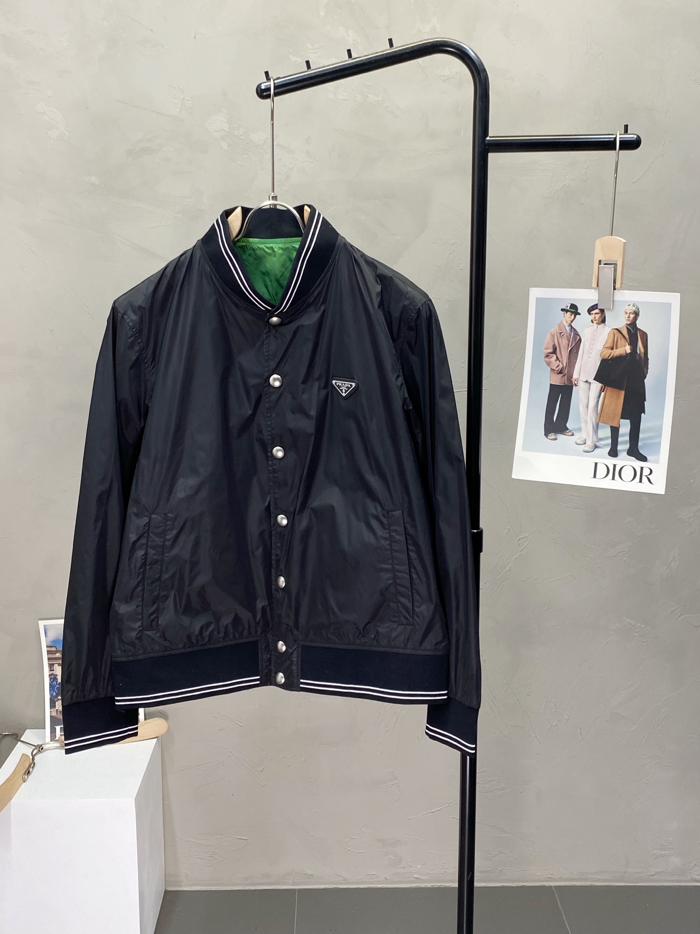 NO:129066,Prada double-sided wear, 2025 spring new jacket jacket, the new product on the show is perfect, comfortable and warm, the three-standard complete colors and full and attractive, and the very outstanding design easily advances the sense of fashion, the workmanship is extremely exquisite and rigorous, and the wiring is neat and meticulous!  A masterpiece of a big-name designer!  The upper body doesn't look bloated and super handsome!  Spot code M ~ XXXL,,prada,jackets & coats,jackets & coats,alexander wang19860909普拉达 双面穿,2025春季新款夹克外套,秀场新品品相非常完美,舒适保暖,三标齐全色泽饱满诱人,非常出彩的设计,轻松将时髦感进阶,做工极为考究严谨,走线工整细致！大牌设计师巨作！上身不显臃肿、超级帅气！现货码数M ～ XXXL,,prada,jackets & coats,jackets & coats,alexander wang,Men's clothing