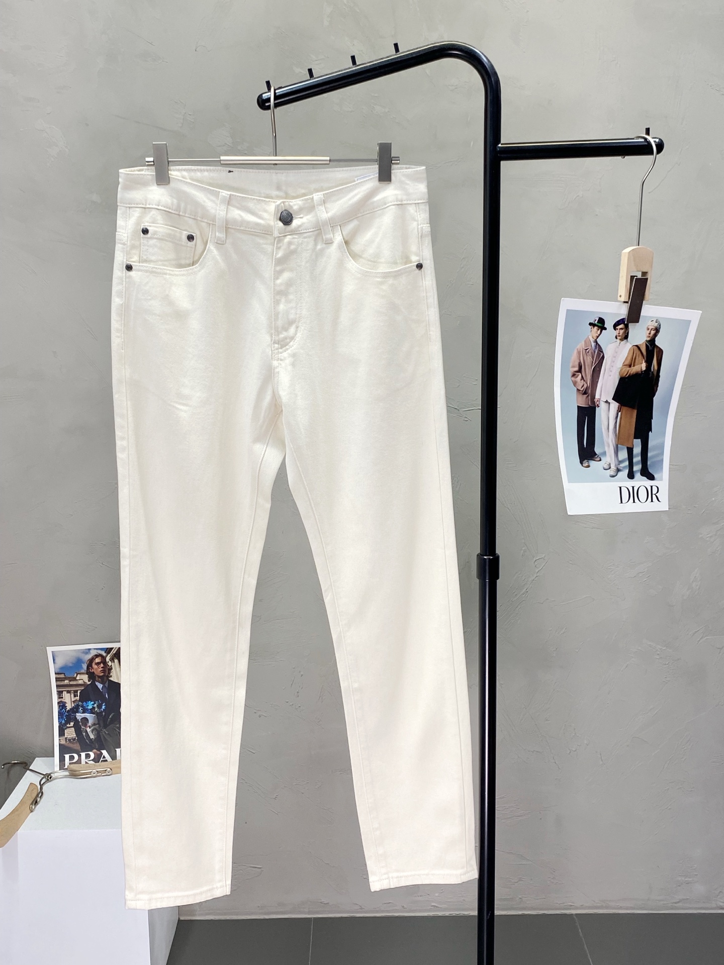 NO:135166,.Miumiu is exclusively available for new casual jeans, high-end version!  Customized fabrics for counters are breathable and comfortable, with impeccable details, and the brand element design concept reflects high quality. Logo pattern, delicate and soft feel!  It is casually cut, with a great upper body style!  Number of codes 29-38 (no 35.37), miumiu, jeans, alexander wang19860909.Miumiu缪缪独家专供新款 休闲牛仔裤,高端版本！专柜定制面料 透气舒适度高,细节无可挑剔,品牌元素设计理念,体现高品质.logo图案,手感细腻柔软！呈现休闲裁剪,上身版型超赞！码数29-38（无35.37）,,miumiu,jeans,alexander wang,Men's clothing