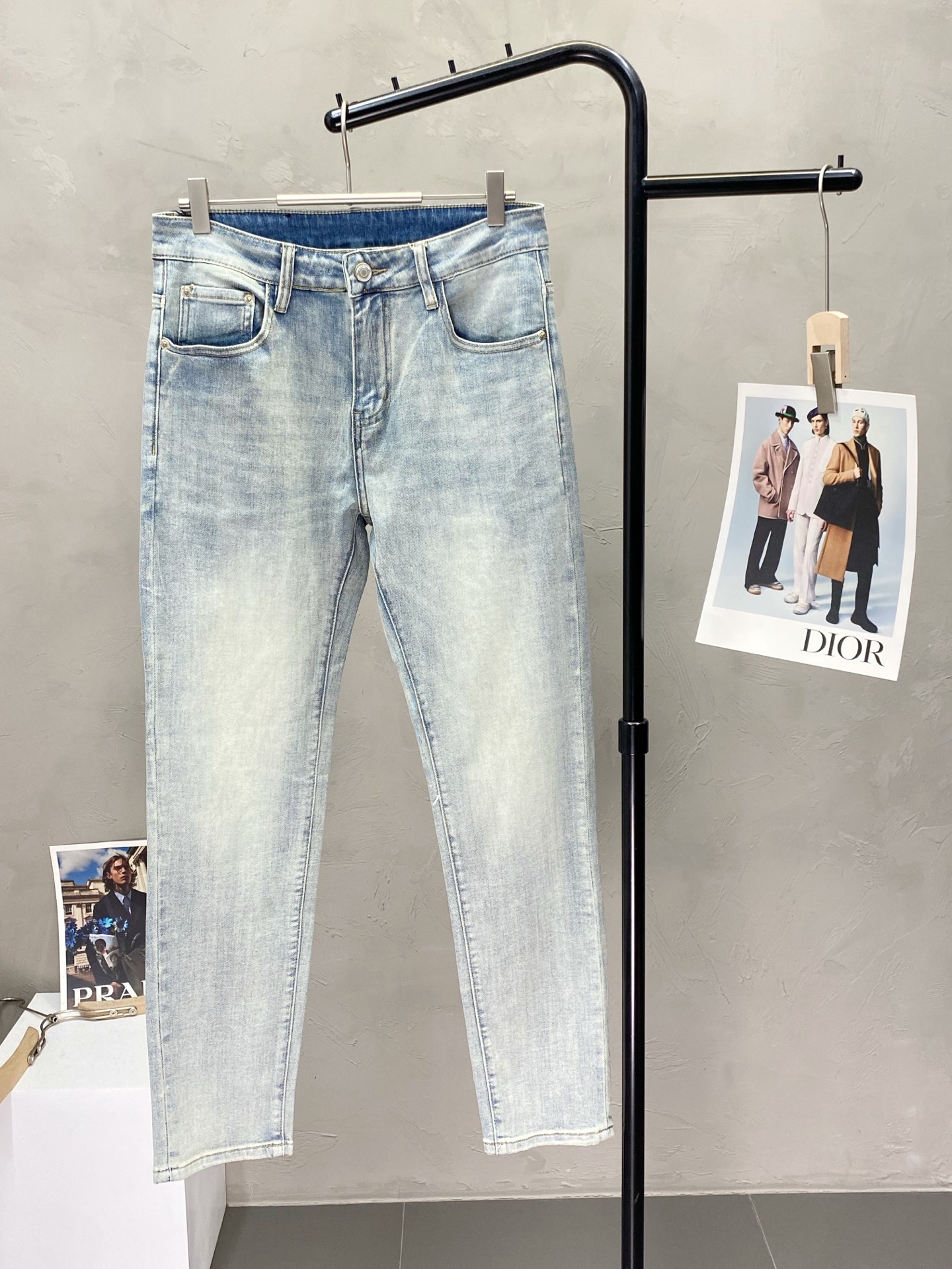 NO:135162,.FENDI exclusively offers new casual jeans, high-end version!  Customized fabrics for counters are breathable and comfortable, with impeccable details, and the brand element design concept reflects high quality. Logo pattern, delicate and soft feel!  It is casually cut, with a great upper body style!  Number of codes 29-38 (no 35.37), fendi, fendi, jeans, alexander wang19860909.FENDI芬迪独家专供新款 休闲牛仔裤,高端版本！专柜定制面料 透气舒适度高,细节无可挑剔,品牌元素设计理念,体现高品质.logo图案,手感细腻柔软！呈现休闲裁剪,上身版型超赞！码数29-38（无35.37）,,fendi,fendi,jeans,alexander wang,Men's clothing