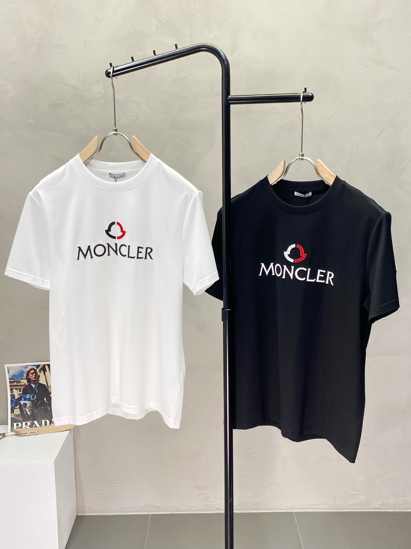 PZL。Moncler蒙口独家专供新款原单男士休闲短袖 高端定制 高版本 时尚百搭爆款进口面料 手感超柔软细腻  穿着亲肤舒适 高端精品 代工厂精细做工 上身非常赞 男士必备单品 三标齐全 码数M-XL