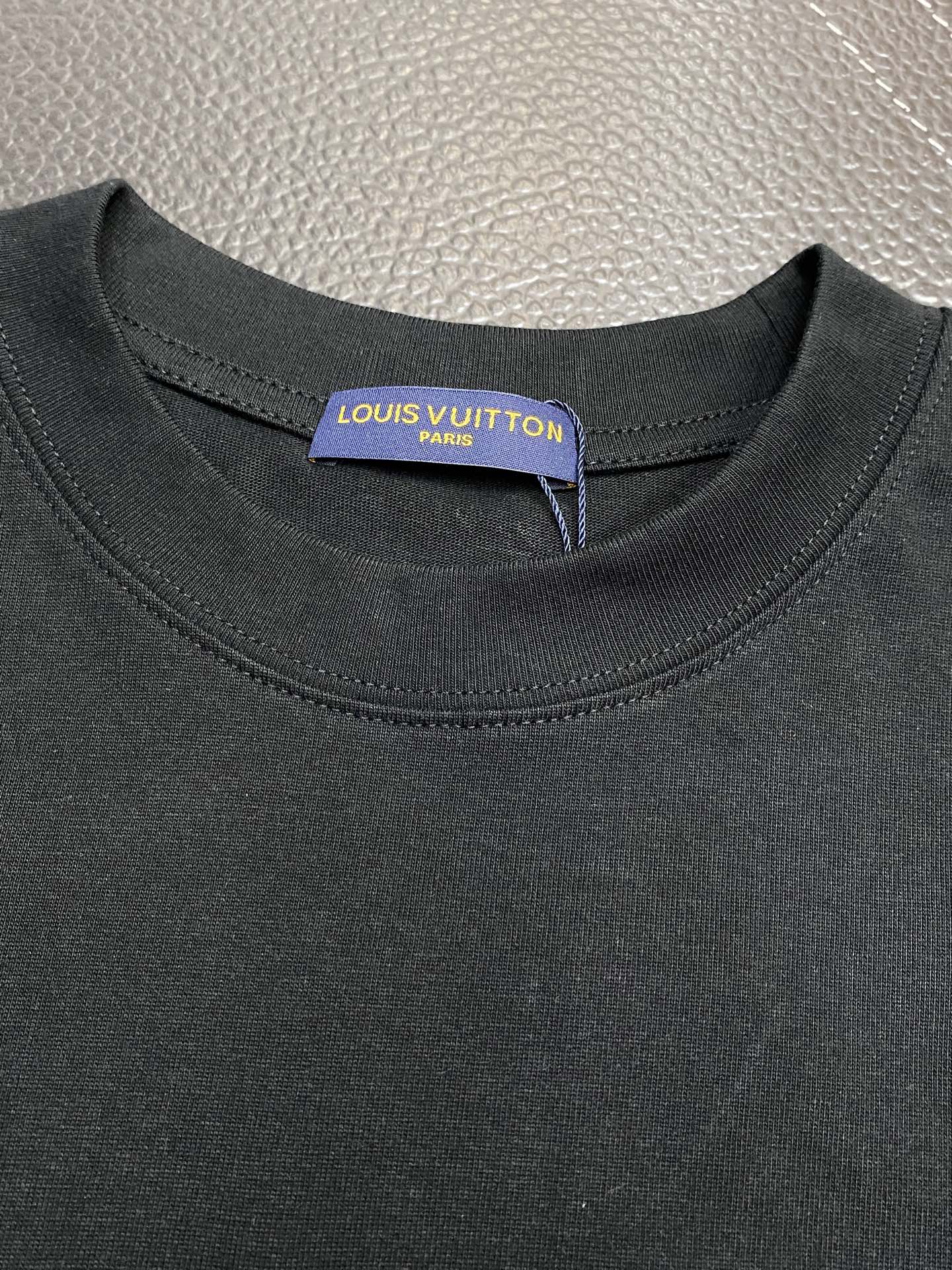 。Louis Vuitton路易威登💥独家专供新款原单男士休闲短袖 高端  高端版本 时尚百搭爆款⚠️⚠