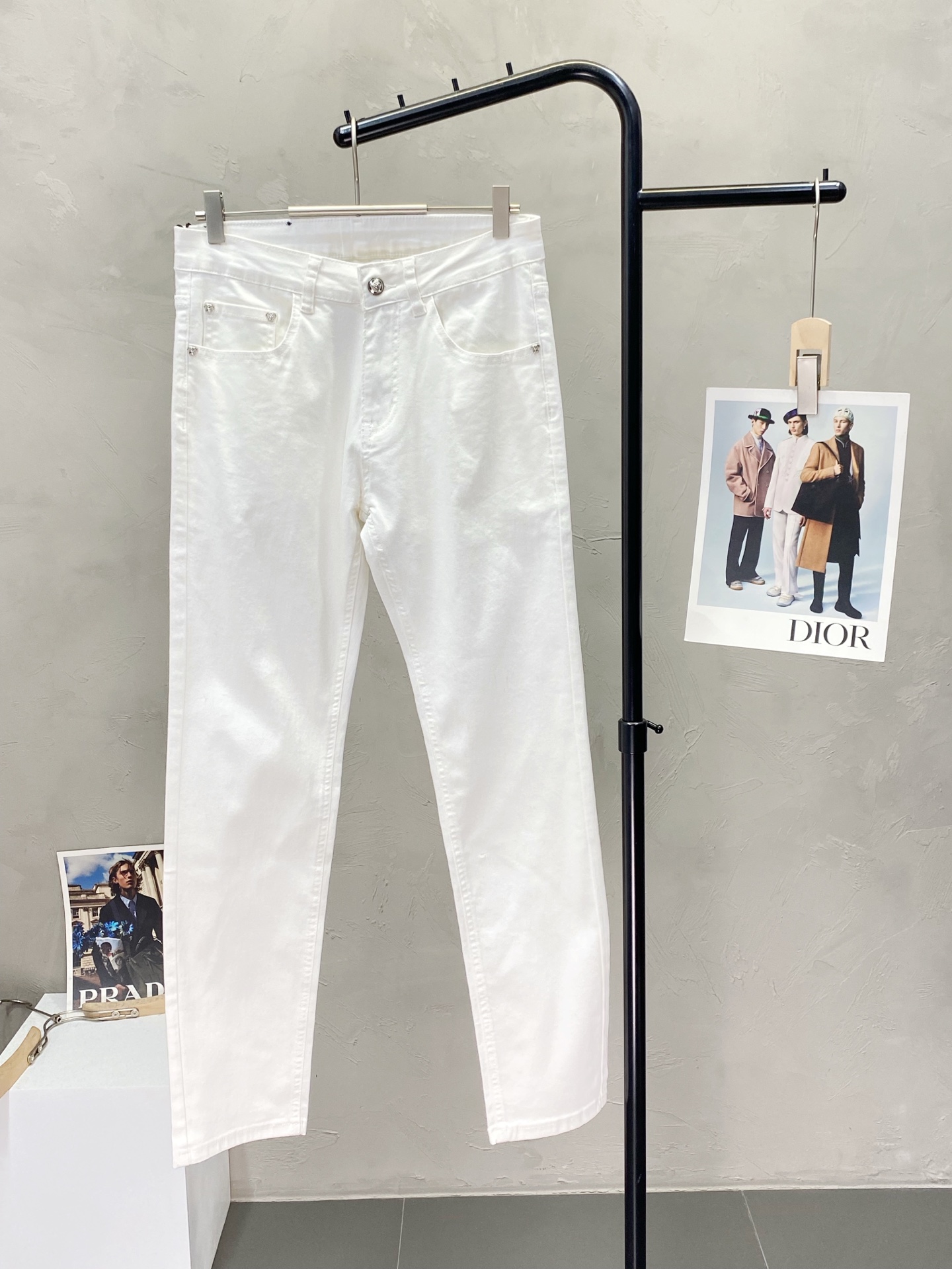 NO:135167,.VERSACE exclusively offers the new high-end version of casual jeans. Customized fabrics for counters are breathable and comfortable, impeccable details, and the brand element design concept reflects high quality. The feel is delicate and soft!  It is casually cut, with a great upper body style!  Count 28-38, versace, versace, jeans, alexander wang19860909.VERSACE范思哲独家专供新款休闲牛仔裤高端版本 专柜定制面料 透气舒适度高,细节无可挑剔,品牌元素设计理念,体现高品质.手感细腻柔软！呈现休闲裁剪,上身版型超赞！码数28-38,,versace,versace,jeans,alexander wang,Men's clothing