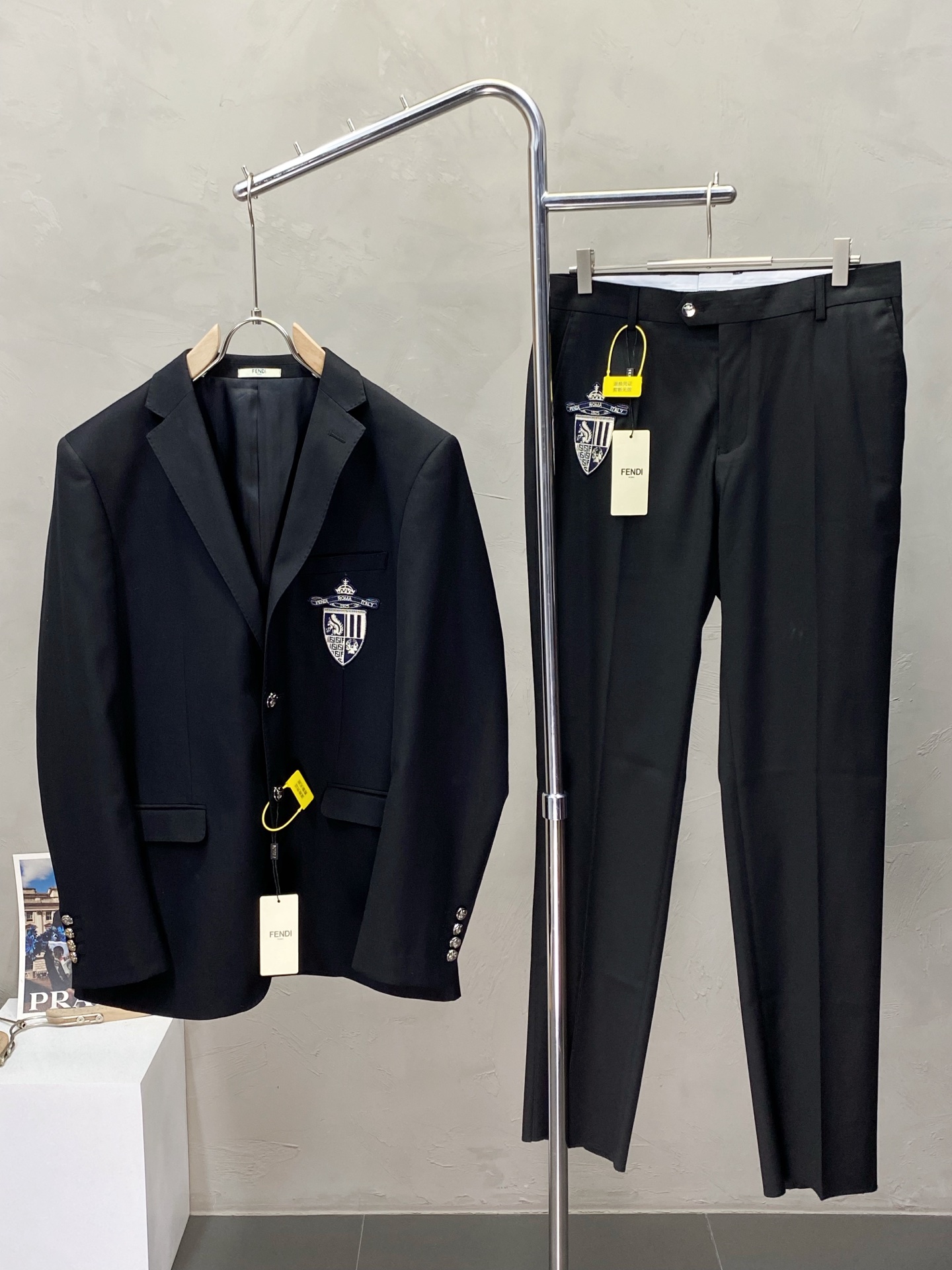 NO:419459,/Set. Single West P, trousers P.FENDI Fendi Spring and Autumn New Suit Set, Foreign Trade Company Order Simple and Casual Suit Jacket, exclusively for imported original polyester fiber fabric, breathable, soft and warm, strong straight and drape, the whole piece of clothing is neat and flat, all hardware accessories are customer-supplied top-grade accessories, and it is obvious that it is high-end fabric. This fabric is fixed-woven. There is no good product from the outside, and there is no picky place. This jacket is often worn and has strong practicality. Size jacket 46-58. Pants 29-38,,fendi,fendi, jackets & coats,business suit,alexander wang19860909/套.单西P、西裤P.FENDI芬迪春秋新款西服套装,外贸公司订单 简约休闲西装外套,独家专供进口原版聚酯纤维面料,透气柔软保暖性很强,笔挺垂感十足,整件衣服车工走线整齐平整,所有五金附料都是客供带logo顶级配件 一看就是高档的面料 这种面料都是定织的 外面根本就没有 正规大厂途径出来的好货,无任何有挑剔的地方 这样的一件外套属于常备常穿的,实用性很强.尺码外套46-58.裤子29-38,,fendi,fendi,jackets & coats,business suit,alexander wang,Men's clothing