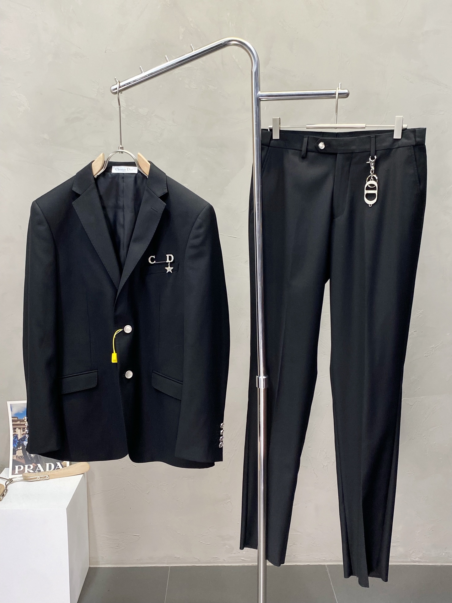 NO:419469,/Set. Single West P, trousers P. Dior Spring and Autumn New Suit Set, Foreign Trade Company Order Simple and Casual Suit Jacket, exclusively for imported original polyester fiber fabric, breathable, soft and warm, strong straight and drape, the whole piece of clothing is neat and flat, all hardware accessories are customer-supplied top-grade accessories, and it is obvious that it is high-end fabric. This fabric is fixed-woven. There is no good product from the outside, and there is no picky place. This jacket is often worn and has strong practicality. Size jacket 46-58. Pants 29-38,,dior,dior,jackets & coats,business suit,alexander wang19860909/套.单西P、西裤P.Dior迪奥春秋新款西服套装,外贸公司订单 简约休闲西装外套,独家专供进口原版聚酯纤维面料,透气柔软保暖性很强,笔挺垂感十足,整件衣服车工走线整齐平整,所有五金附料都是客供带logo顶级配件 一看就是高档的面料 这种面料都是定织的 外面根本就没有 正规大厂途径出来的好货,无任何有挑剔的地方 这样的一件外套属于常备常穿的,实用性很强.尺码外套46-58.裤子29-38,,dior,dior,jackets & coats,business suit,alexander wang,Men's clothing