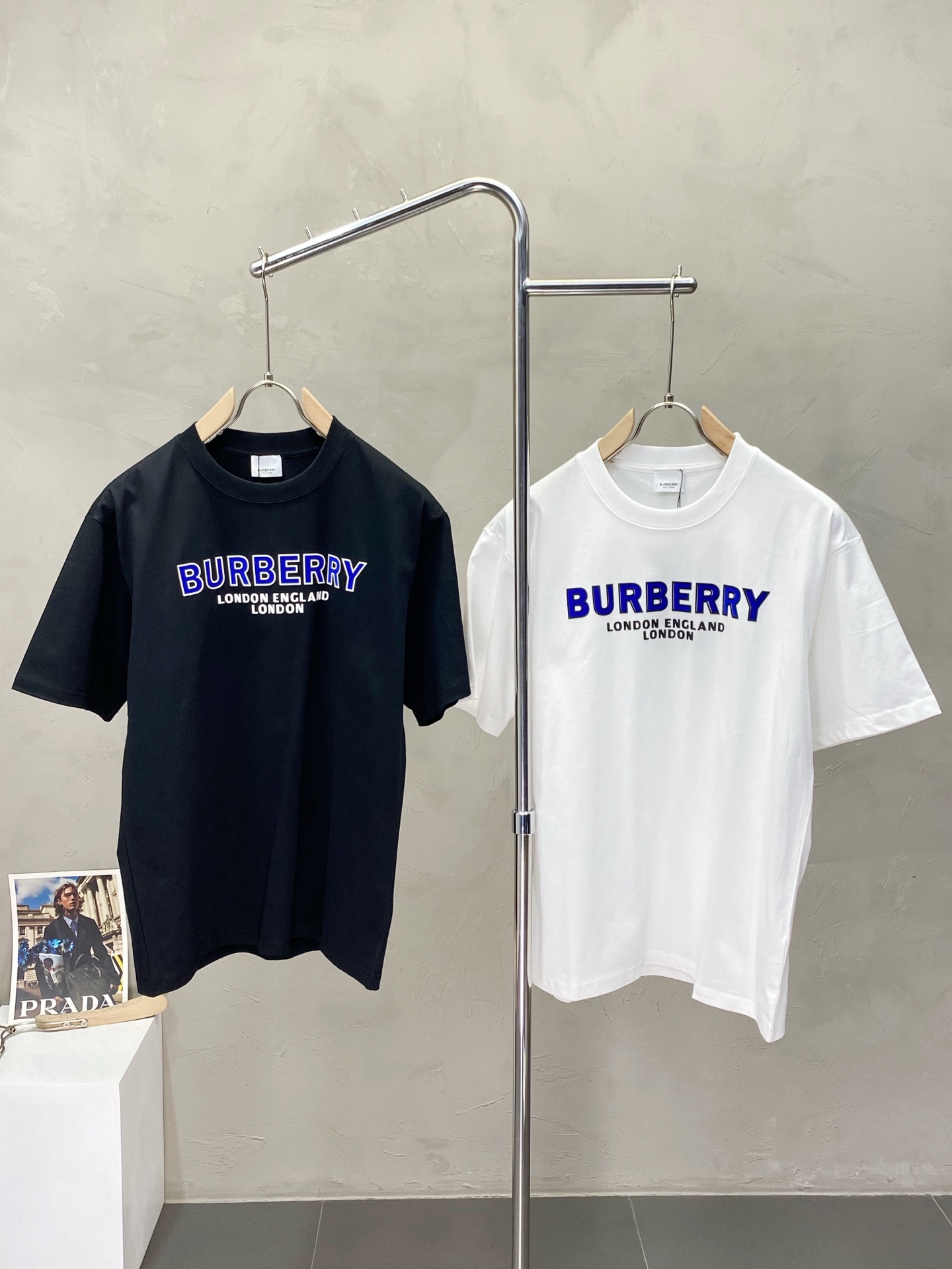 NO:419551,.Burberry Burberry exclusively offers new spring and autumn styles for men's casual short sleeves. High-end customization, high-end version, fashionable and versatile, hot original imported fabric, logo pattern design, super soft and delicate, skin-friendly and comfortable to wear, high-end boutique, OEM, fine-made, top body very good, men's essential items, complete three standards, sizes 46-54,,burberry,burberry,T-shirt,alexander wang19860909.Burberry巴宝莉独家专供春秋新款原单男士休闲短袖.高端定制 高版本 时尚百搭爆款原版进口面料 logo图案设计 手感超柔软细腻 穿着亲肤舒适 高端精品 代工厂精细做上身非常赞 男士必备单品 三标齐全 尺码46-54,,burberry,burberry,T-shirt,alexander wang,Men's clothing