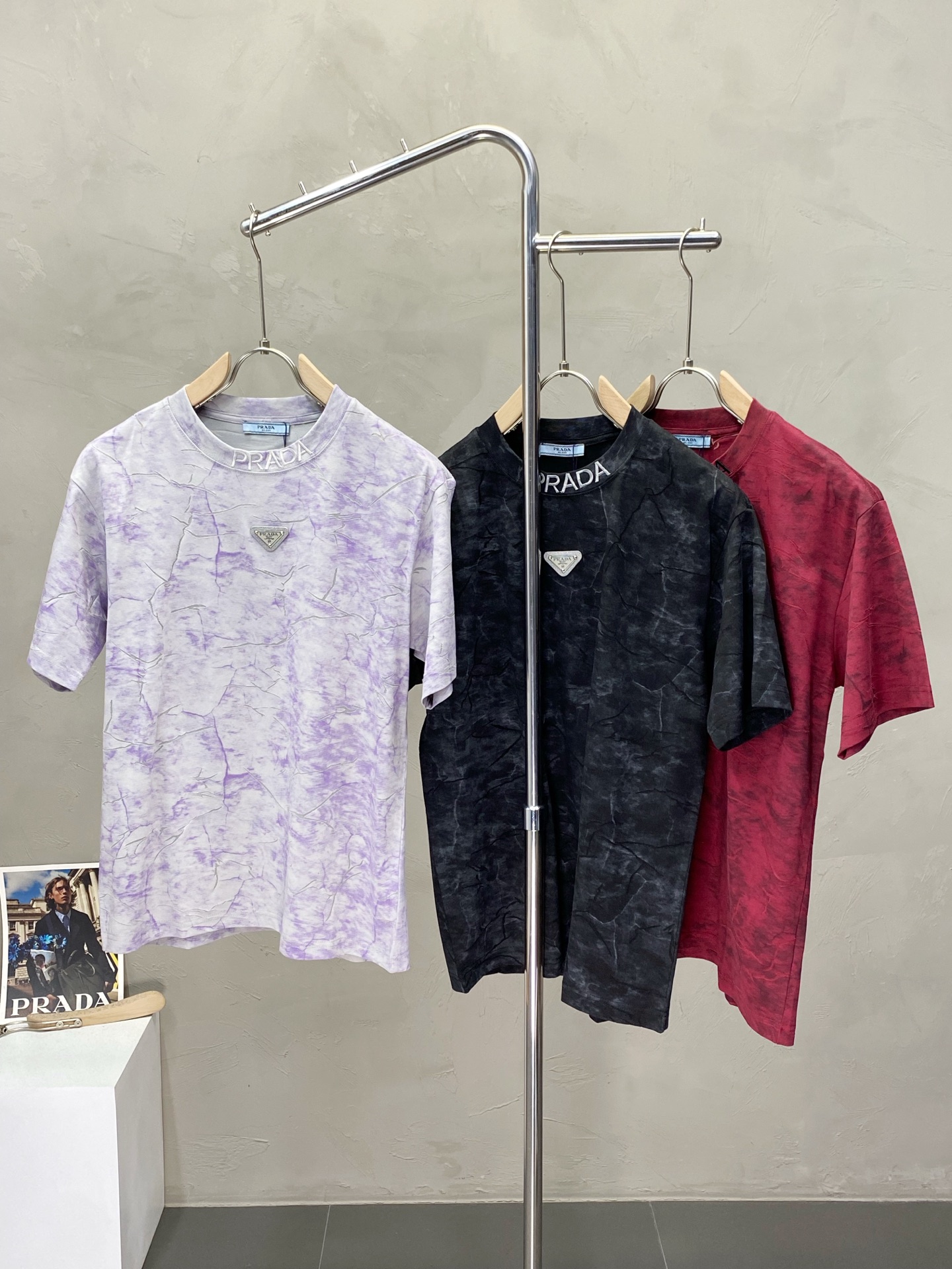 NO:419571,.Prada exclusively offers new spring and autumn styles for the original single men's casual short sleeves. High-end customization, high-end version, fashionable and versatile, hot original imported fabric, logo pattern design, super soft and delicate, skin-friendly and comfortable to wear, high-end boutique, OEM, fine-made, very good for the upper body, men's essential items, complete three standards, sizes 46-54,,prada,prada,T-shirt,alexander wang19860909.Prada普拉达独家专供春秋新款原单男士休闲短袖.高端定制 高版本 时尚百搭爆款原版进口面料 logo图案设计 手感超柔软细腻 穿着亲肤舒适 高端精品 代工厂精细做上身非常赞 男士必备单品 三标齐全 尺码46-54,,prada,prada,T-shirt,alexander wang,Men's clothing