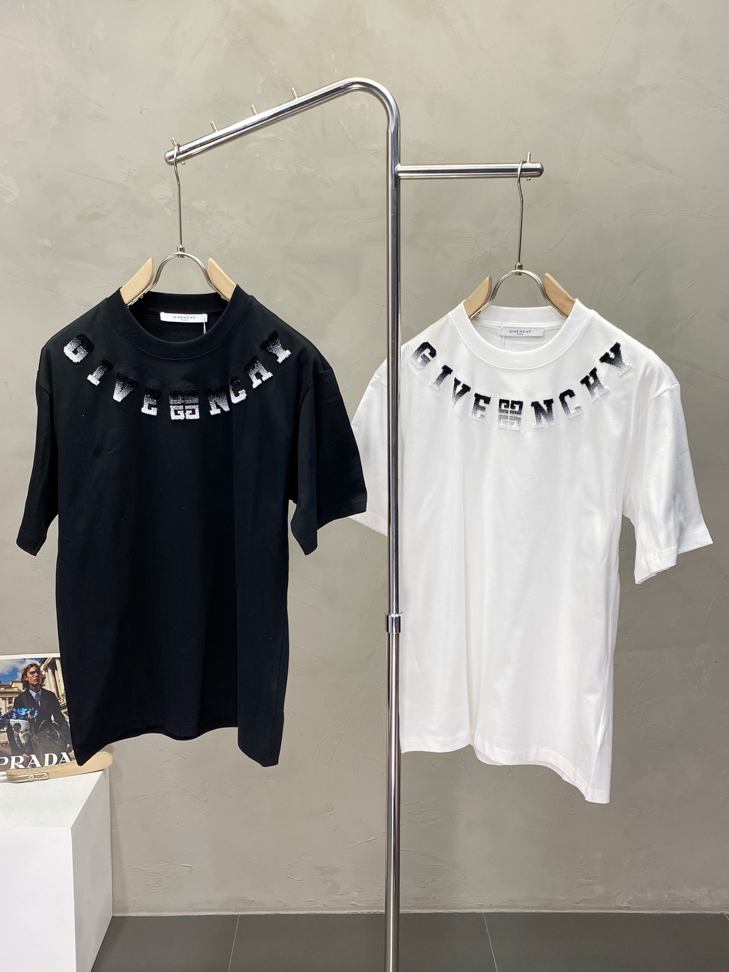 NO:419580,.Givenchy Givenchy exclusively offers new spring and autumn styles for men's casual short sleeves. High-end customization, high-end version, fashionable and versatile, hot original imported fabric, logo pattern design, super soft and delicate, skin-friendly and comfortable to wear, high-end boutique, OEM, fine-made, very good for the upper body, men's essential items, complete three standards, sizes 46-54,, given, given, given, T-shirt, alexander wang19860909.Givenchy纪梵希独家专供春秋新款原单男士休闲短袖.高端定制 高版本 时尚百搭爆款原版进口面料 logo图案设计 手感超柔软细腻 穿着亲肤舒适 高端精品 代工厂精细做上身非常赞 男士必备单品 三标齐全 尺码46-54,,givenchy,givenchy,T-shirt,alexander wang,Men's clothing