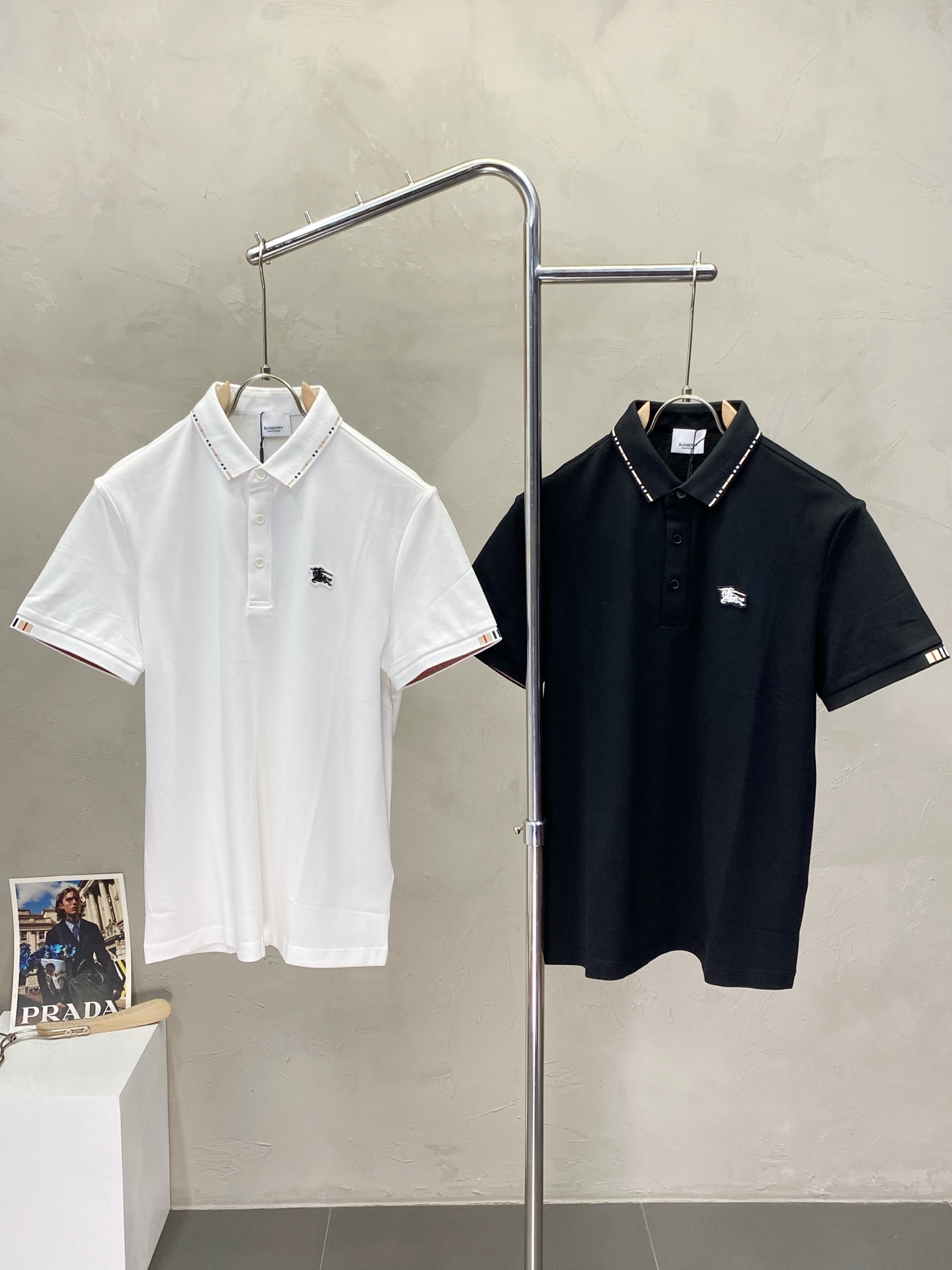 NO:419525,.Burberry Burberry exclusively offers new spring and autumn styles for men's casual short sleeves. High-end customization, high-end version, fashionable and versatile, hot original imported fabric, logo pattern design, super soft and delicate, skin-friendly and comfortable to wear, high-end boutique, OEM, fine-made top body, very good, men's essential items, three-standard size M-3XL,,burberry,burberry,T-shirt,alexander wang19860909.Burberry巴宝莉独家专供春秋新款原单男士休闲短袖.高端定制 高版本 时尚百搭爆款原版进口面料 logo图案设计 手感超柔软细腻 穿着亲肤舒适 高端精品 代工厂精细做上身非常赞 男士必备单品 三标齐全 尺码M-3XL,,burberry,burberry,T-shirt,alexander wang,Men's clothing