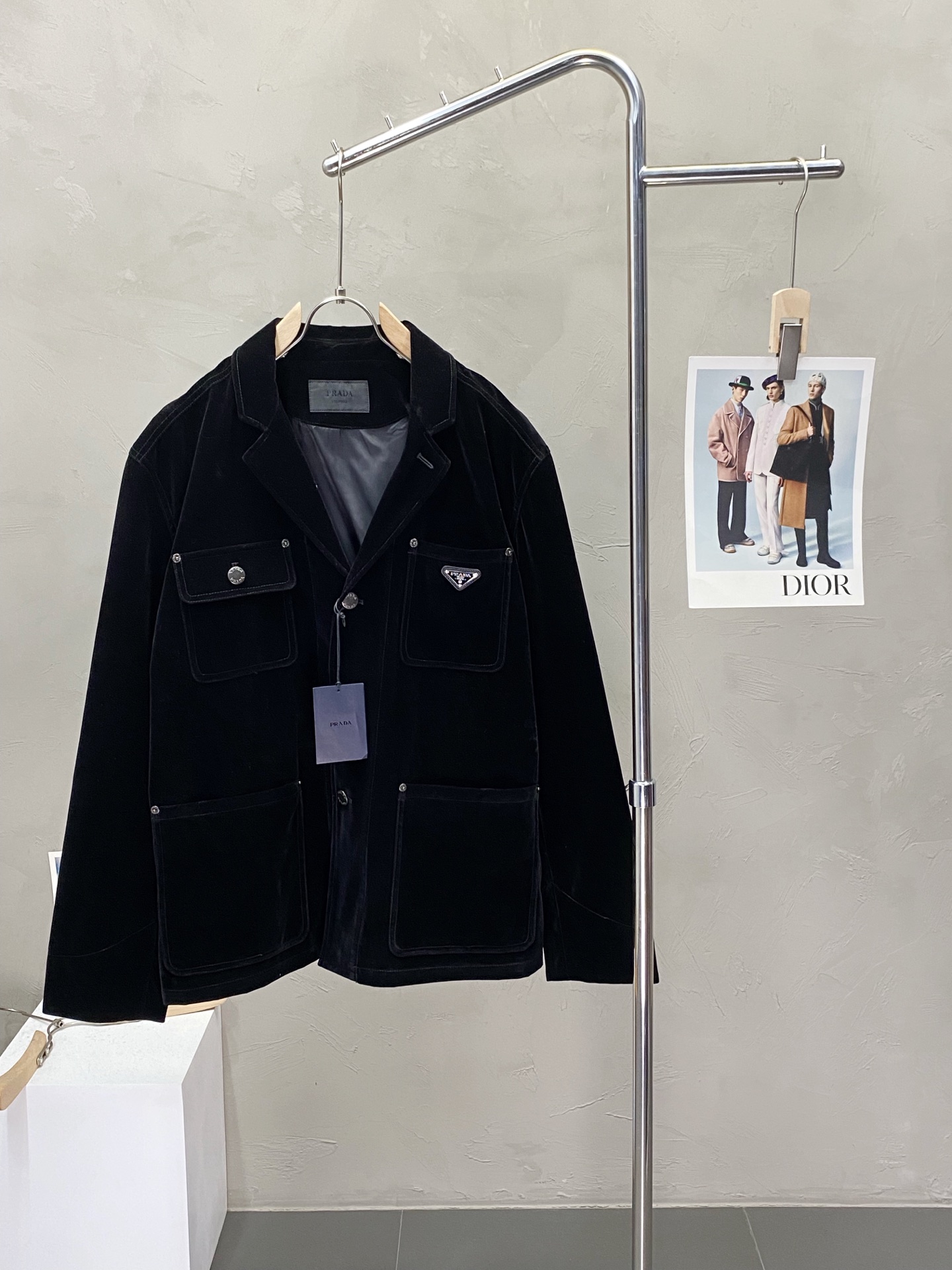 NO:419478,.Prada exclusively offers the latest spring and autumn fashionable jackets, a jacket with a classic design and appearance. The quality is even more unscrupulous. You can buy it directly. You can’t get it wrong! Through the detailed pictures, you can feel its powerful aura, and the warm-concentration effect is significant, so you don’t have to worry about the chill at all! It is both fashionable and functional, and the whole style looks more luxurious and elegant! Size S-XL, prada, prada, jackets & coats, jackets & coats, alexander wang19860909.Prada普拉达独家专供最新春秋时尚夹克,经典设计感与颜值爆棚的外套,品质更是无法挑剔品控可以直接入手,不容过错的高端臻品！通过细节图片便可感受到它强悍的气场,聚温保暖效果显著,完全不用担心会有一点寒意！时尚与功能性兼备,整款显得更加的奢华大气！ 尺码S-XL,,prada,prada,jackets & coats,jackets & coats,alexander wang,Men's clothing