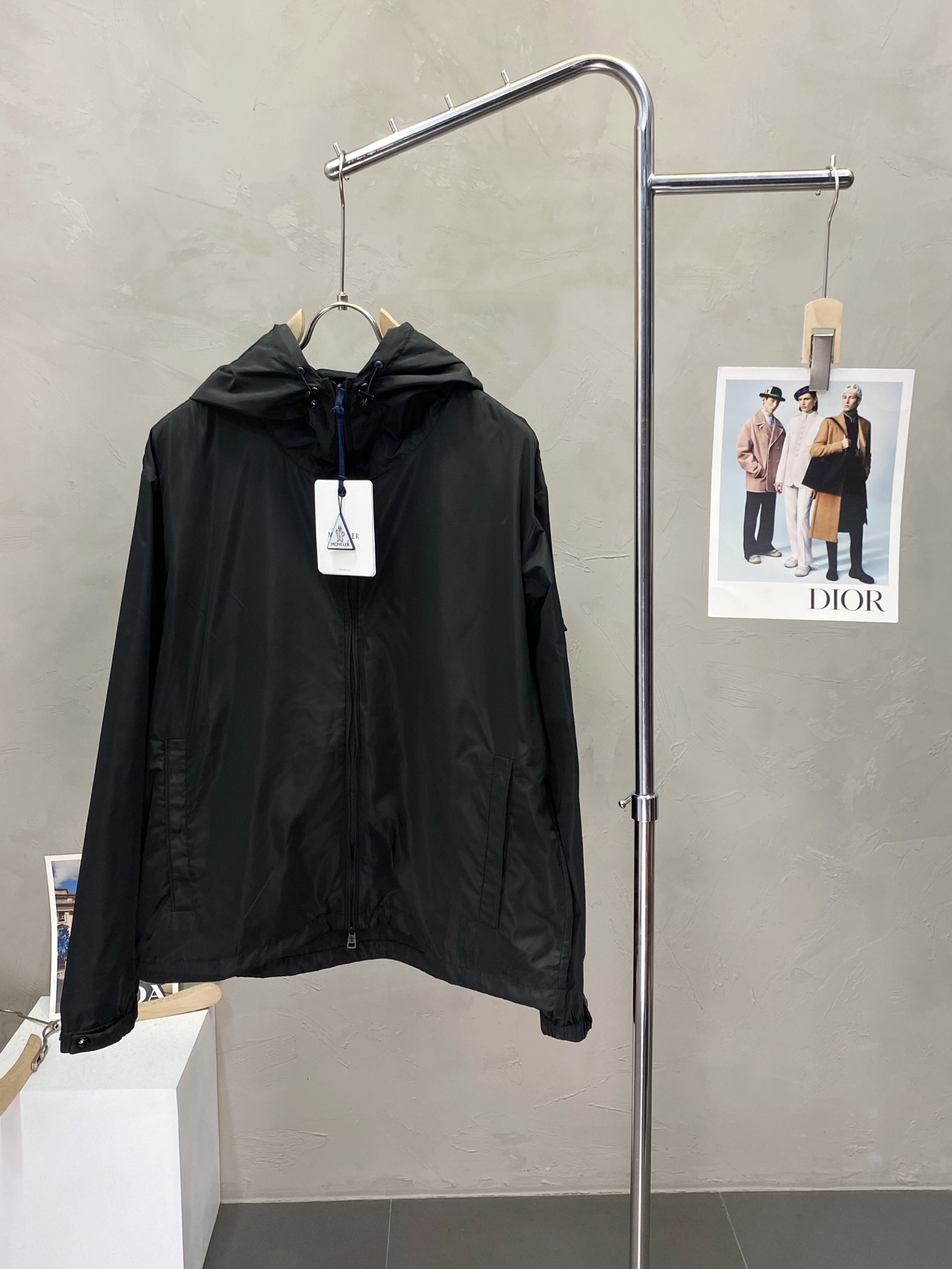 NO:419515,.Moncler's hooded exclusively offers the latest spring and autumn fashionable jackets, a jacket with a classic design and appearance. The quality is even more unscrupulous. You can buy it directly. You can't get it wrong! Through the detailed pictures, you can feel its powerful aura, and the warm-concentration effect is significant, so you don’t have to worry about the chill at all! It is both fashionable and functional, and the whole style looks more luxurious and elegant! Size 1-4, Moncler, jackets & coats, jackets & coats, alexander wang19860909.Moncler蒙口独家专供最新春秋时尚夹克,经典设计感与颜值爆棚的外套,品质更是无法挑剔品控可以直接入手,不容过错的高端臻品！通过细节图片便可感受到它强悍的气场,聚温保暖效果显著,完全不用担心会有一点寒意！时尚与功能性兼备,整款显得更加的奢华大气！ 尺码1-4,,Moncler,jackets & coats,jackets & coats,alexander wang,Men's clothing