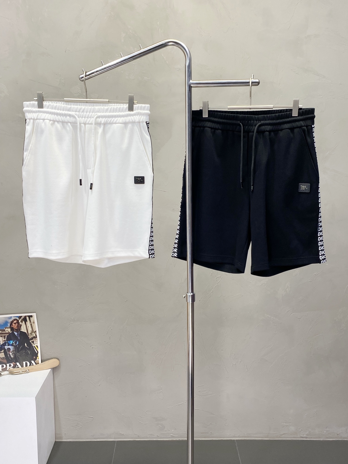 。Dior迪奥💥独家专供新款短裤🩳高端版本！专柜定制面料 透气舒适度高，细节无可挑剔，品牌元素设计理念，