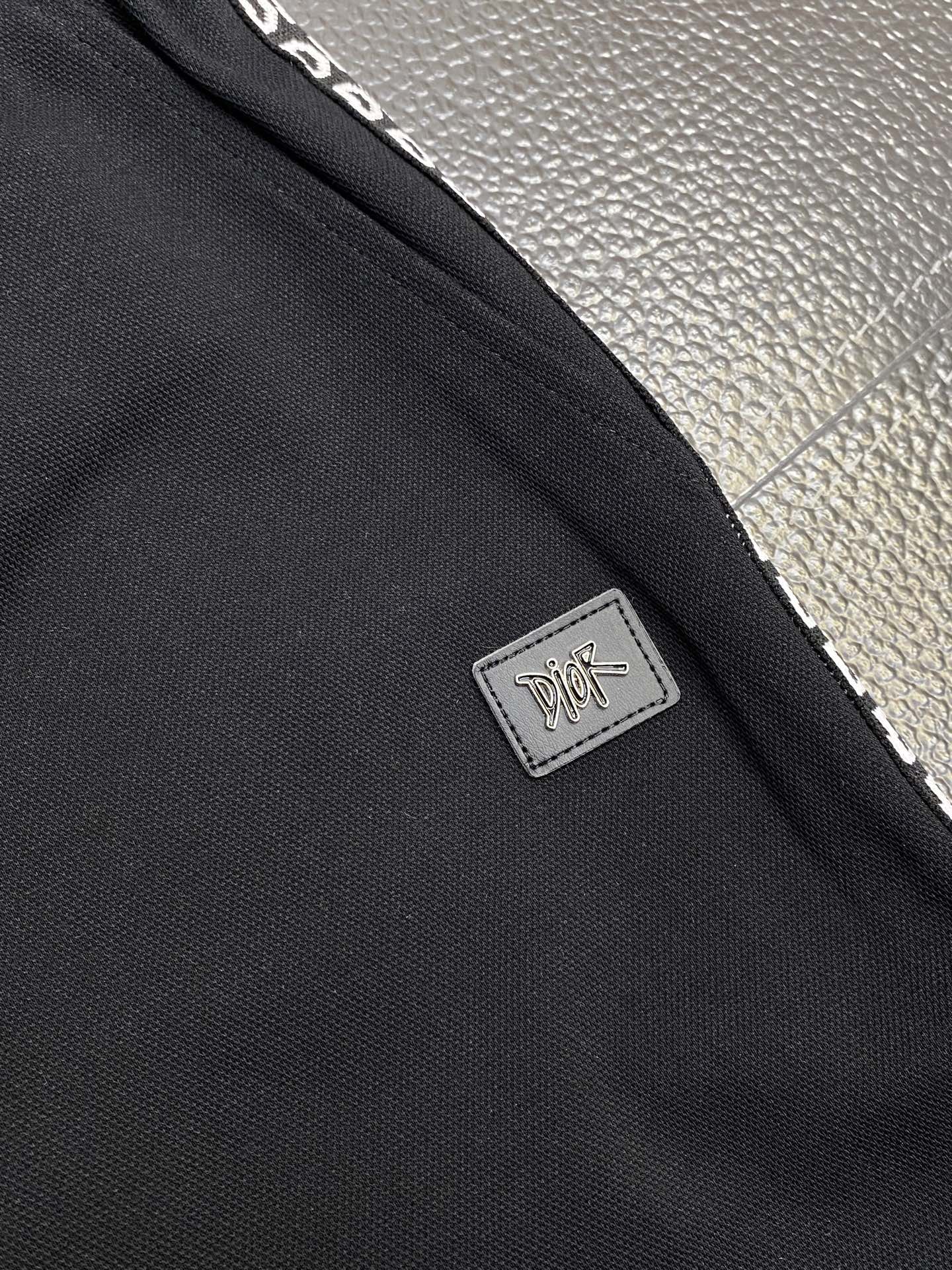 。Dior迪奥💥独家专供新款短裤🩳高端版本！专柜定制面料 透气舒适度高，细节无可挑剔，品牌元素设计理念，