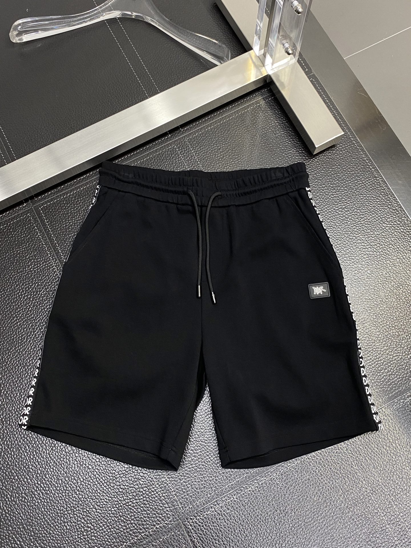 。Dior迪奥💥独家专供新款短裤🩳高端版本！专柜定制面料 透气舒适度高，细节无可挑剔，品牌元素设计理念，