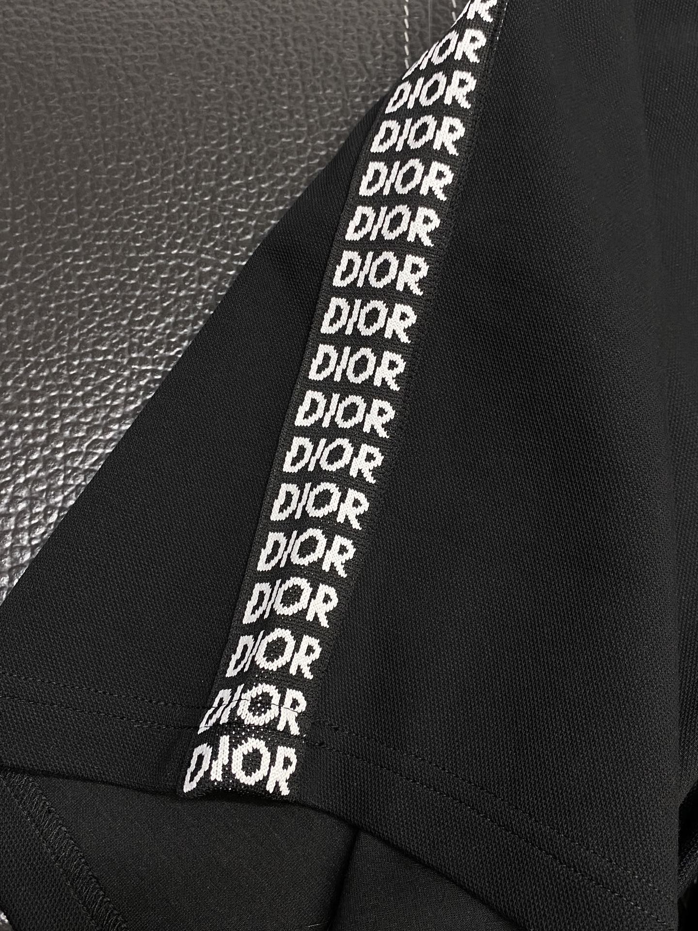 。Dior迪奥💥独家专供新款短裤🩳高端版本！专柜定制面料 透气舒适度高，细节无可挑剔，品牌元素设计理念，