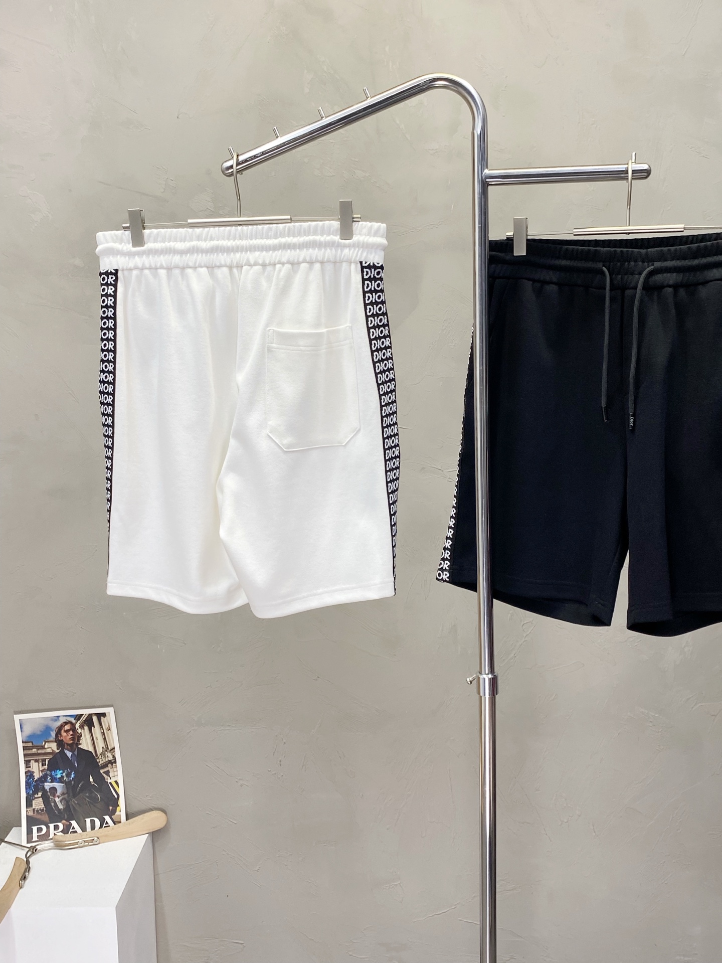 。Dior迪奥💥独家专供新款短裤🩳高端版本！专柜定制面料 透气舒适度高，细节无可挑剔，品牌元素设计理念，