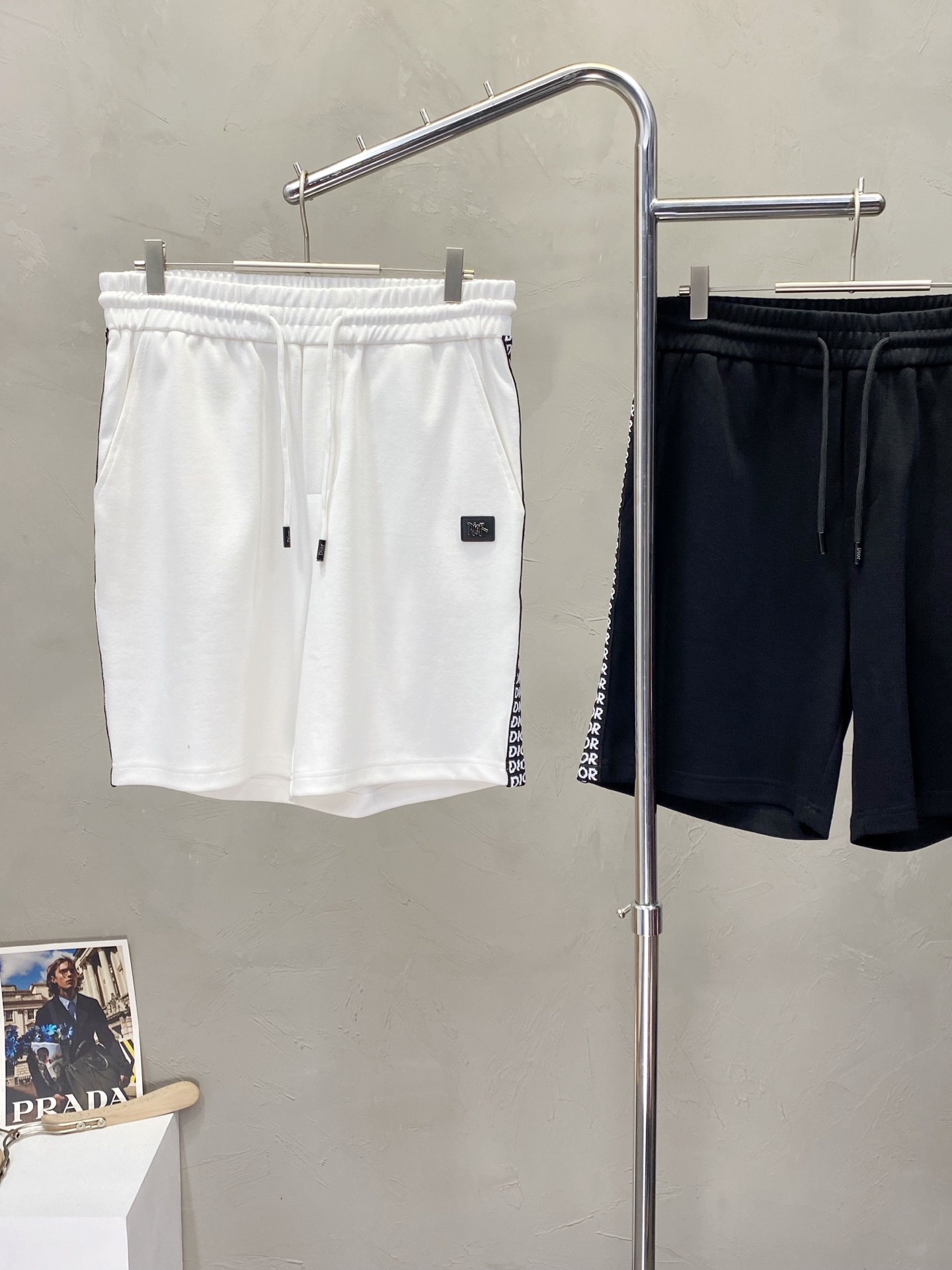 。Dior迪奥💥独家专供新款短裤🩳高端版本！专柜定制面料 透气舒适度高，细节无可挑剔，品牌元素设计理念，