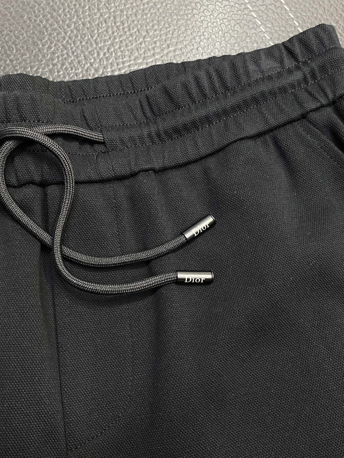 。Dior迪奥💥独家专供新款短裤🩳高端版本！专柜定制面料 透气舒适度高，细节无可挑剔，品牌元素设计理念，