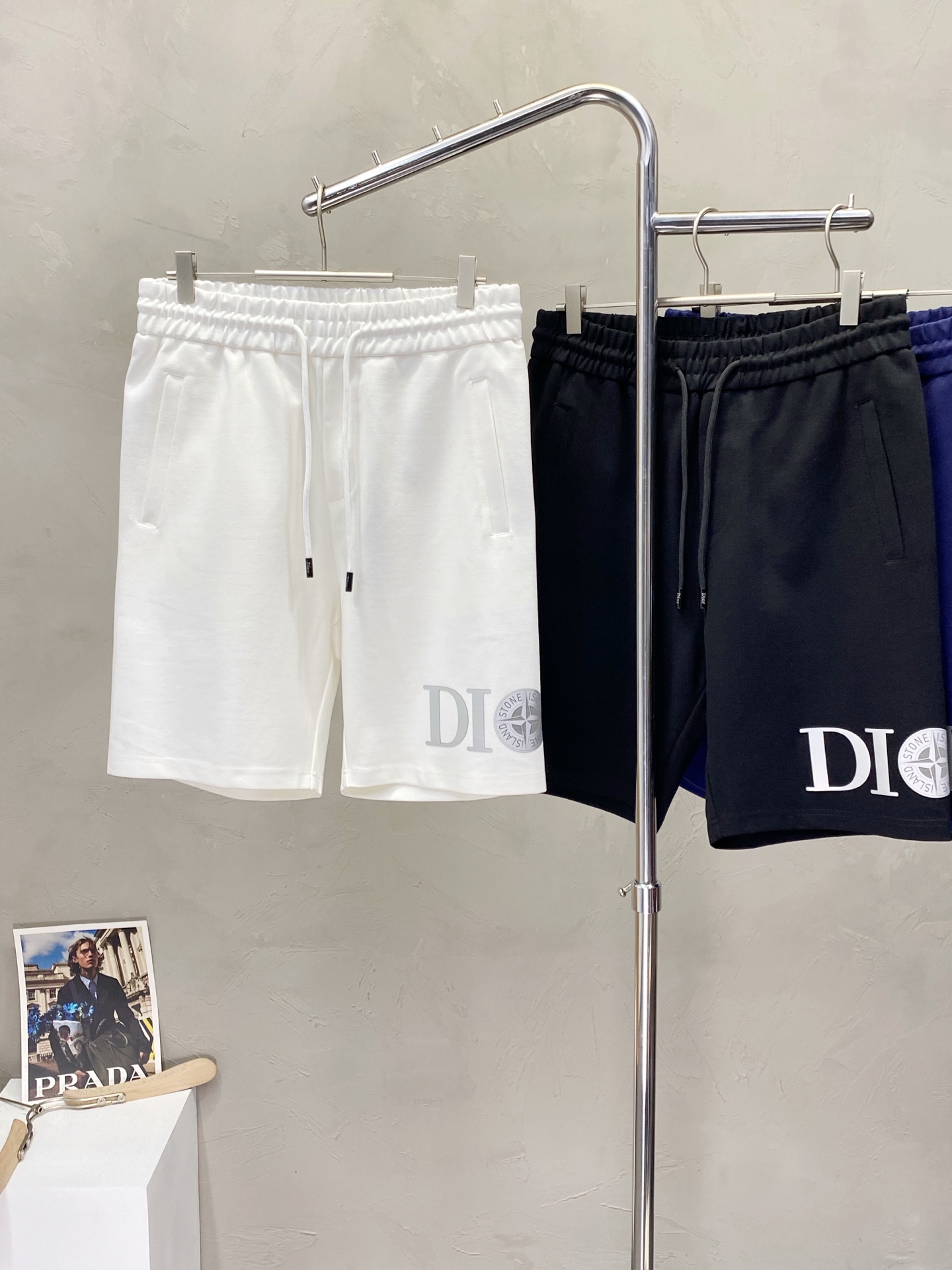 。Dior迪奥💥独家专供新款短裤🩳高端版本！专柜定制面料 透气舒适度高，细节无可挑剔，品牌元素设计理念，