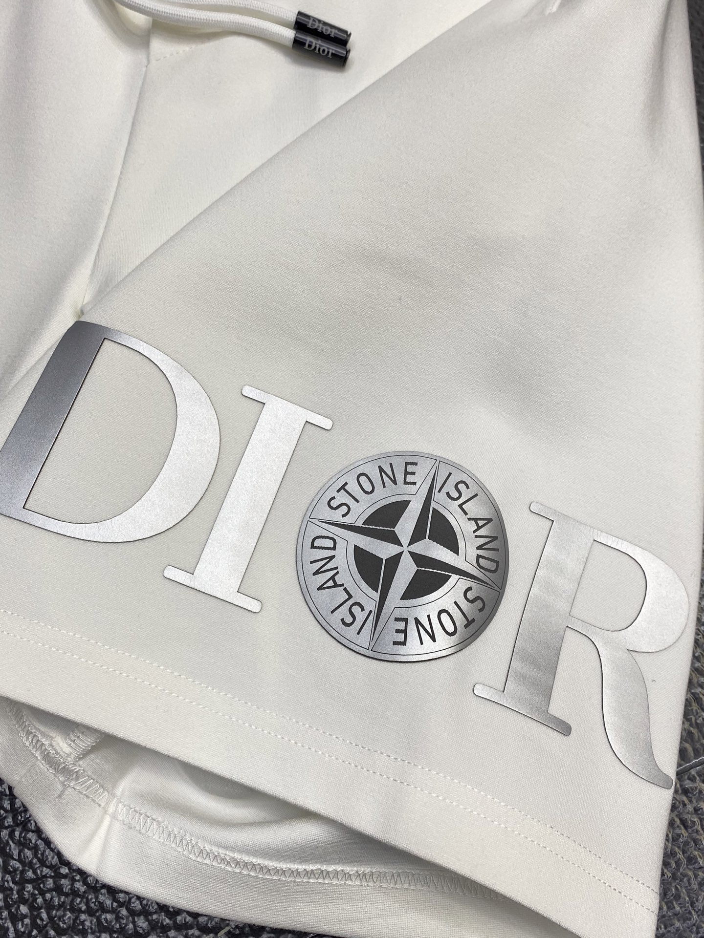 。Dior迪奥💥独家专供新款短裤🩳高端版本！专柜定制面料 透气舒适度高，细节无可挑剔，品牌元素设计理念，