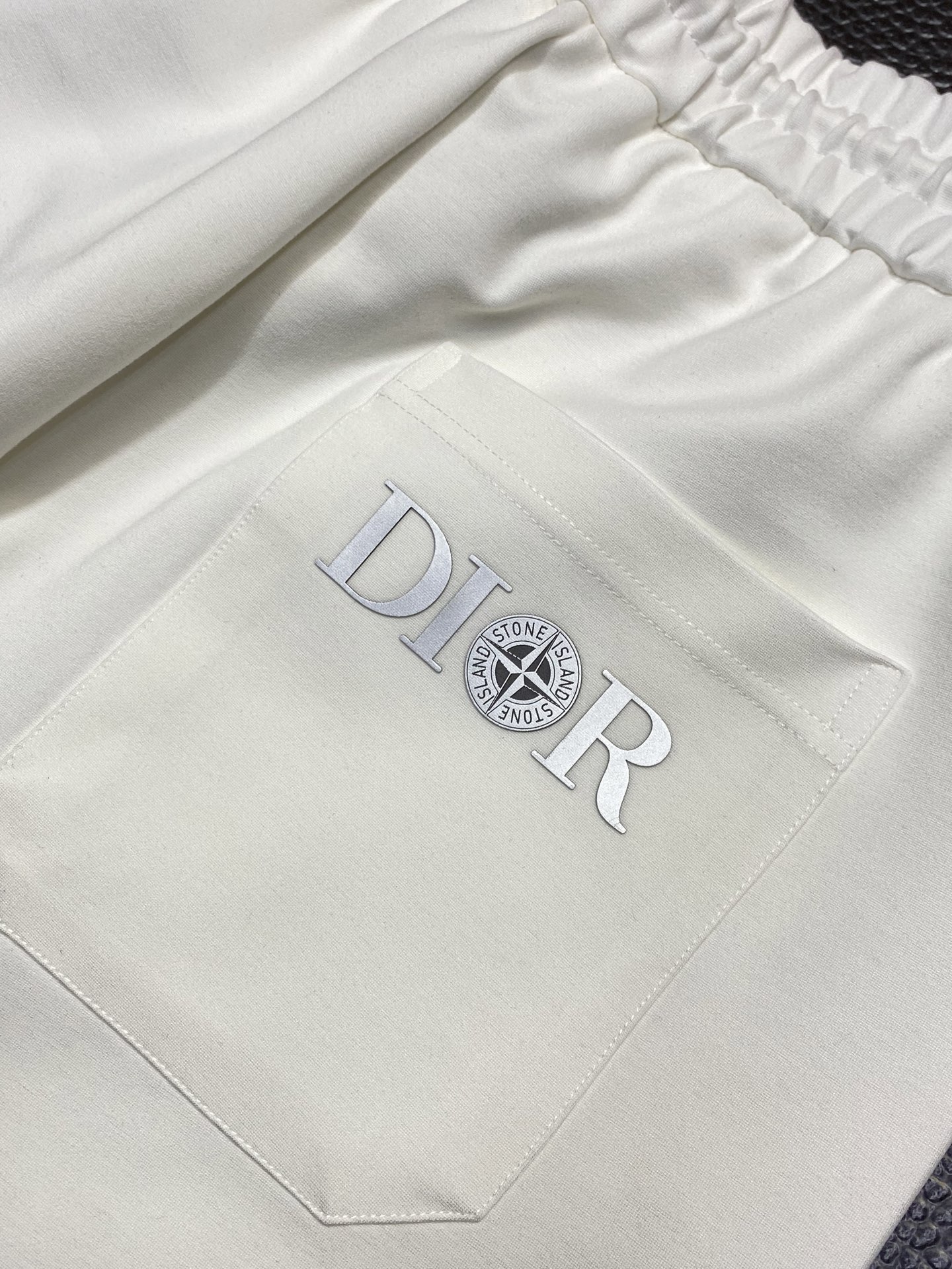 。Dior迪奥💥独家专供新款短裤🩳高端版本！专柜定制面料 透气舒适度高，细节无可挑剔，品牌元素设计理念，