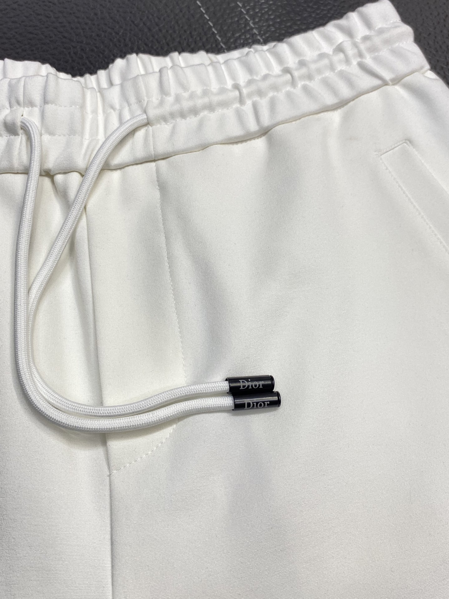 。Dior迪奥💥独家专供新款短裤🩳高端版本！专柜定制面料 透气舒适度高，细节无可挑剔，品牌元素设计理念，