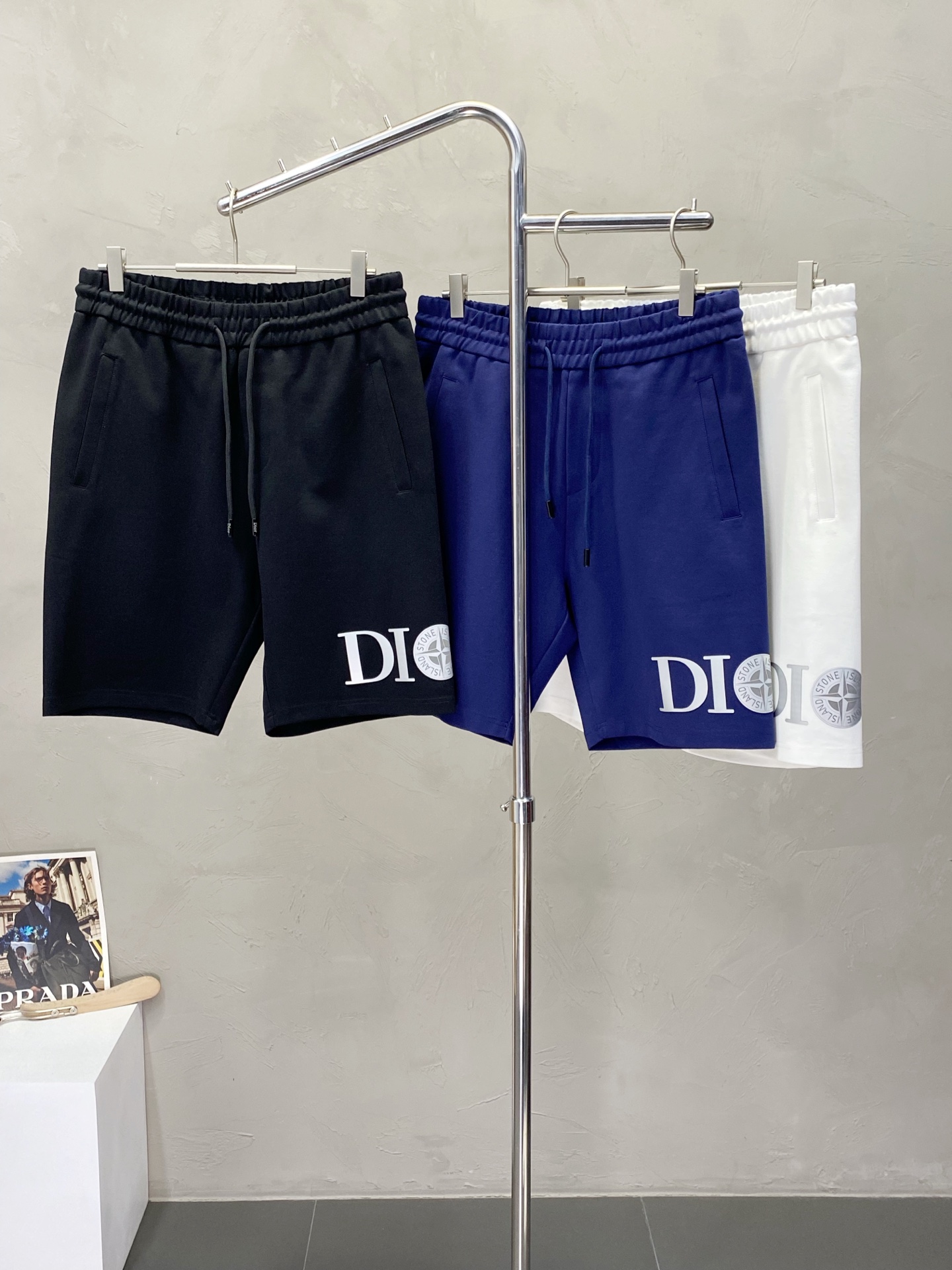 。Dior迪奥💥独家专供新款短裤🩳高端版本！专柜定制面料 透气舒适度高，细节无可挑剔，品牌元素设计理念，