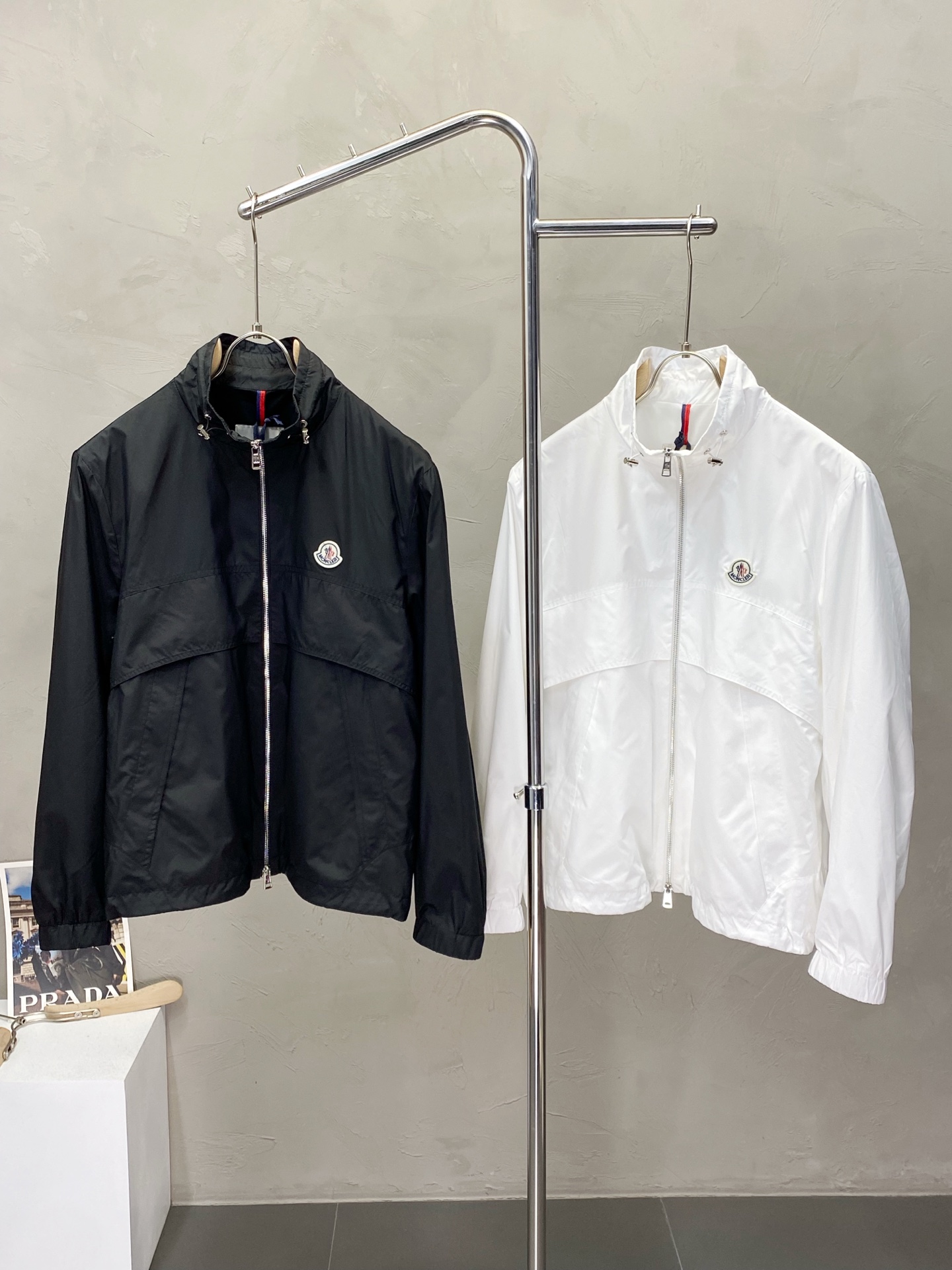 NO:412472,.Moncler mask exclusively provides new spring and summer jackets. Trading companies have a wide range of channels, and they are essential for sun protection, both for daily and outdoor sports. They are wear-resistant, scratch-resistant and easy to care. They are matched with large square quilting technology to create a fluffy and full overall effect, taking into account the powerful warm and warm locking effect, so that you don’t fear the outdoor weather of hot spring and summer sun exposure! Size M-3XL, Moncler, jackets & coats, alexander wang19860909.Moncler蒙口独家专供春夏新款夹克.贸易公司渠道稀出,防晒必备的单品,不论是日常还是户外运动都能穿.耐磨防刮易打理,在搭配大方格绗缝工艺,打造蓬松饱满的整体效果,兼顾强悍的保暖锁温效果,让你无惧春夏炎热太阳暴晒的户外天气! 尺码M-3XL,,Moncler,jackets & coats,alexander wang,Men's clothing