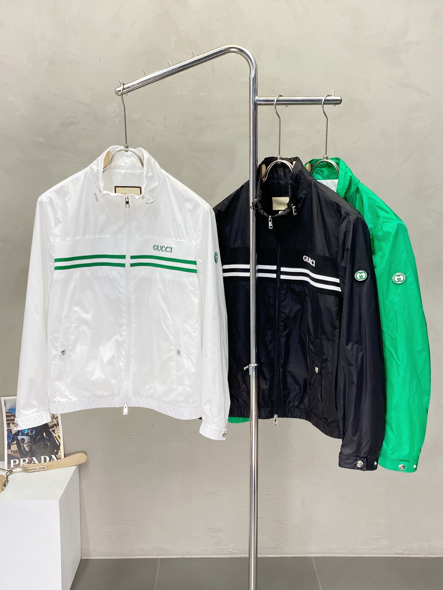 NO:412480,.Gucci exclusively specializes in new spring and summer jackets. Trading companies have a wide range of channels, and they are essential for sun protection, both for daily and outdoor sports. They are wear-resistant, scratch-resistant and easy to handle. They are matched with large square quilting technology to create a fluffy and full overall effect, taking into account the powerful warm and warm locking effect, so that you don’t fear the outdoor weather of hot spring and summer sun exposure! Size M-3XL, gucci, gucci, jackets & coats, alexander wang19860909.Gucci古驰独家专供春夏新款夹克.贸易公司渠道稀出,防晒必备的单品,不论是日常还是户外运动都能穿.耐磨防刮易打理,在搭配大方格绗缝工艺,打造蓬松饱满的整体效果,兼顾强悍的保暖锁温效果,让你无惧春夏炎热太阳暴晒的户外天气! 尺码M-3XL,,gucci,gucci,jackets & coats,alexander wang,Men's clothing