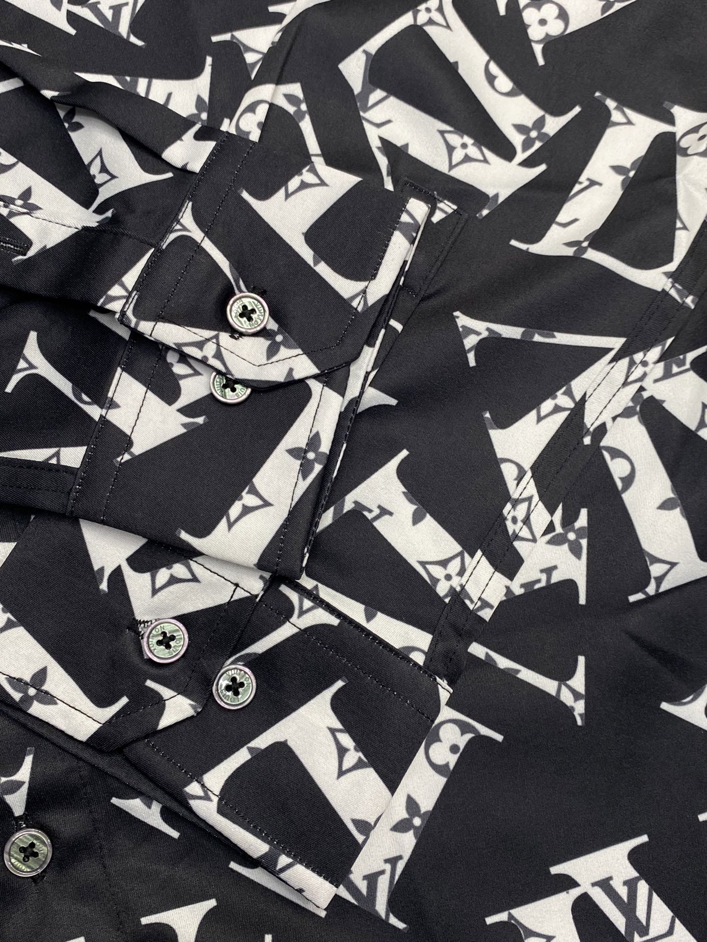 。Louis Vuitton路易威登💥独家专供新款男士休闲衬衫 高端定制 高端版本 时尚百搭爆款⚠️⚠️