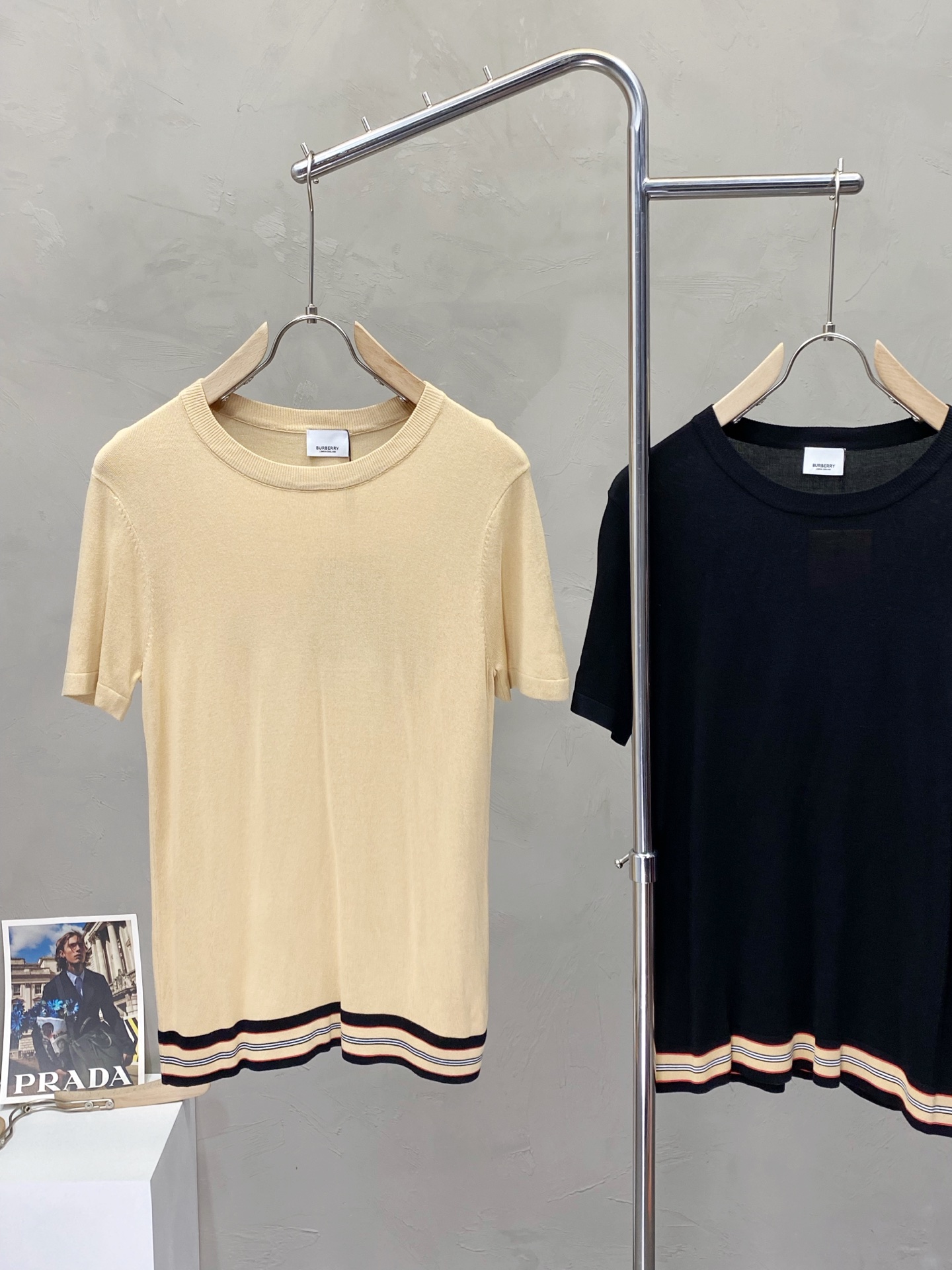 P95
Burberry巴宝莉💥独家专供春夏新款原单男士休闲针织短袖。高端定制 高版本 时尚百搭爆款⚠️✨原版进口面料 logo图案设计 手感超柔软细腻 穿着亲肤舒适 高端精品 代工厂精细做工 上身非常赞 男士必备单品 三标齐全 尺码：M-2XL