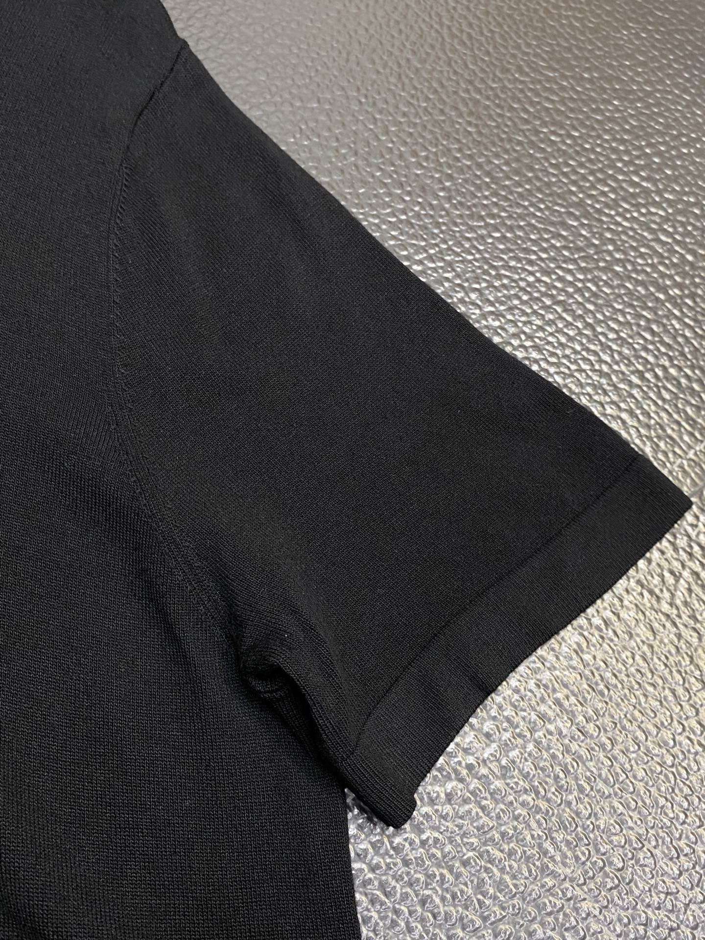 P95
Burberry巴宝莉💥独家专供春夏新款原单男士休闲针织短袖。高端定制 高版本 时尚百搭爆款⚠️✨原版进口面料 logo图案设计 手感超柔软细腻 穿着亲肤舒适 高端精品 代工厂精细做工 上身非常赞 男士必备单品 三标齐全 尺码：M-2XL