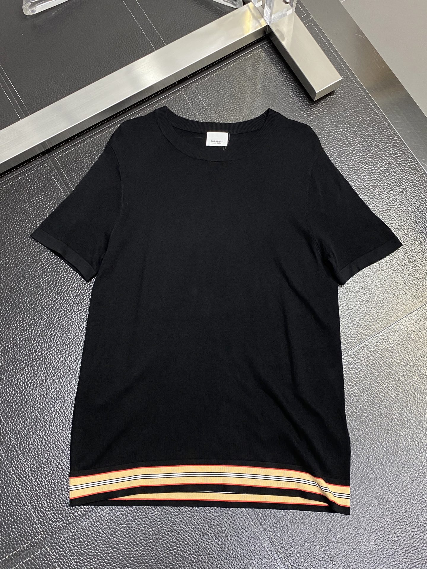 P95
Burberry巴宝莉💥独家专供春夏新款原单男士休闲针织短袖。高端定制 高版本 时尚百搭爆款⚠️✨原版进口面料 logo图案设计 手感超柔软细腻 穿着亲肤舒适 高端精品 代工厂精细做工 上身非常赞 男士必备单品 三标齐全 尺码：M-2XL