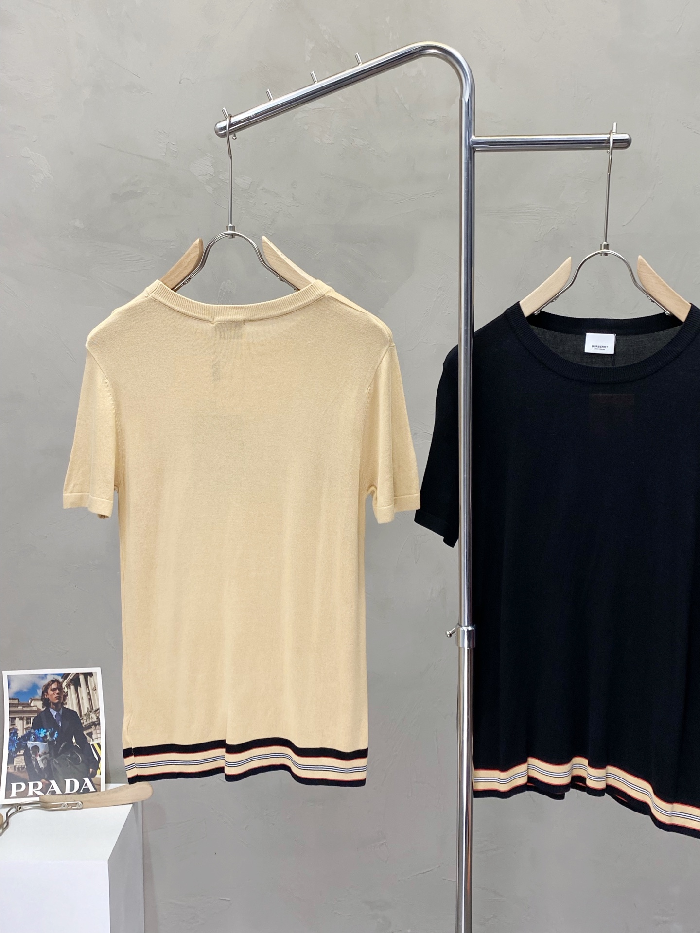 P95
Burberry巴宝莉💥独家专供春夏新款原单男士休闲针织短袖。高端定制 高版本 时尚百搭爆款⚠️✨原版进口面料 logo图案设计 手感超柔软细腻 穿着亲肤舒适 高端精品 代工厂精细做工 上身非常赞 男士必备单品 三标齐全 尺码：M-2XL
