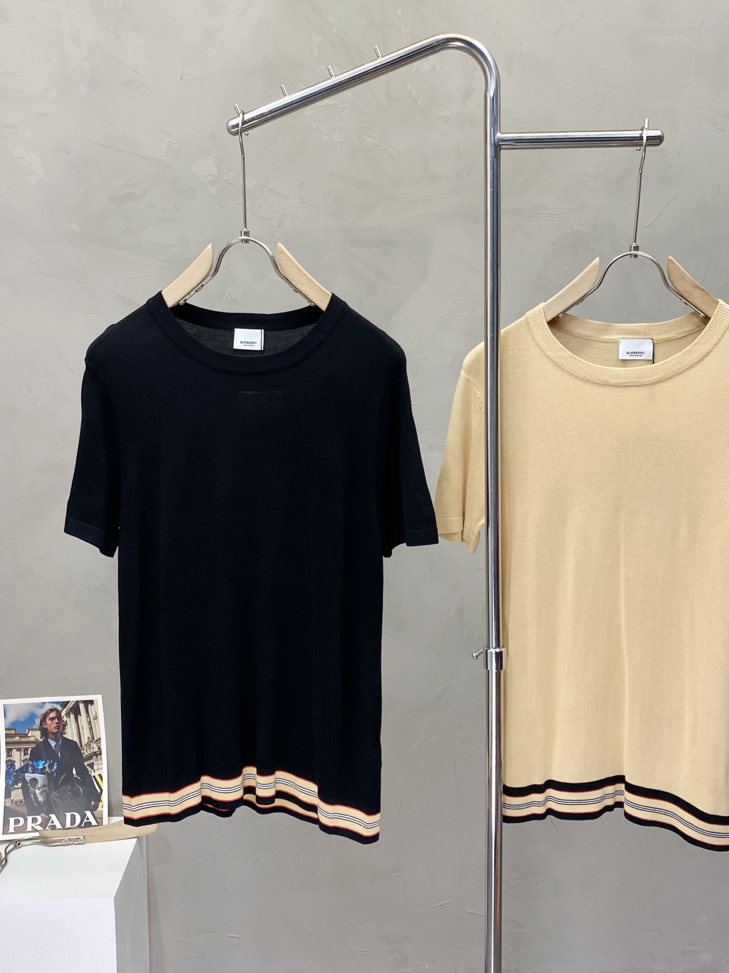 P95
Burberry巴宝莉💥独家专供春夏新款原单男士休闲针织短袖。高端定制 高版本 时尚百搭爆款⚠️✨原版进口面料 logo图案设计 手感超柔软细腻 穿着亲肤舒适 高端精品 代工厂精细做工 上身非常赞 男士必备单品 三标齐全 尺码：M-2XL