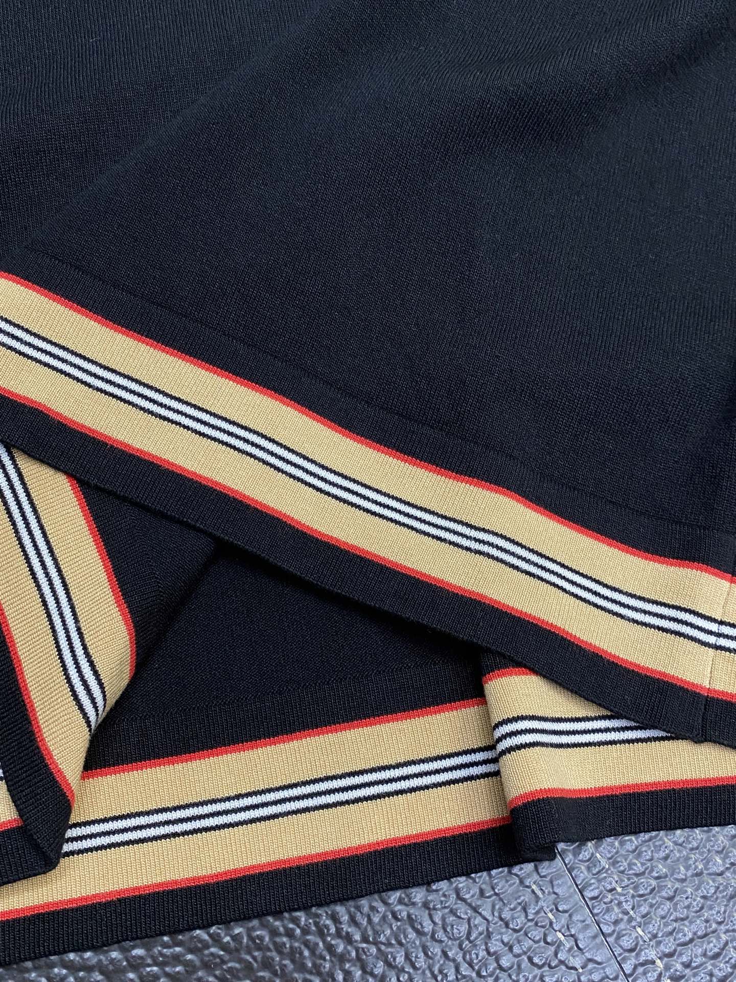 P95
Burberry巴宝莉💥独家专供春夏新款原单男士休闲针织短袖。高端定制 高版本 时尚百搭爆款⚠️✨原版进口面料 logo图案设计 手感超柔软细腻 穿着亲肤舒适 高端精品 代工厂精细做工 上身非常赞 男士必备单品 三标齐全 尺码：M-2XL