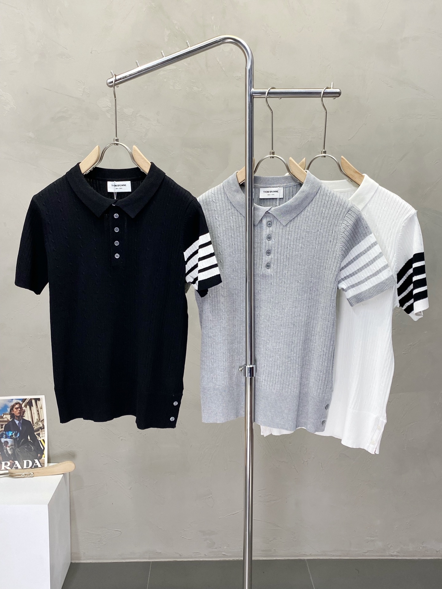。Thom Browne汤姆布朗💥独家专供春夏新款原单男士休闲针织短袖。高端定制 高版本 时尚百搭爆款⚠