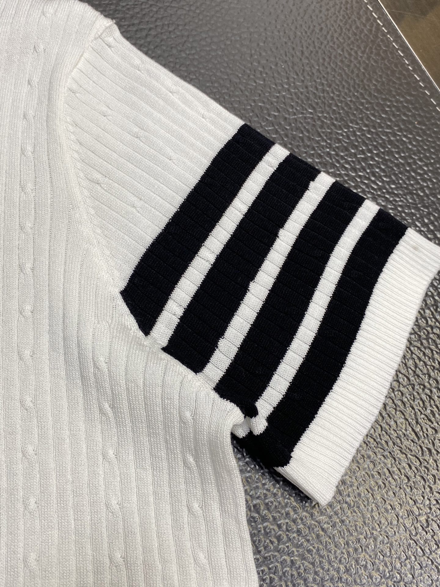 。Thom Browne汤姆布朗💥独家专供春夏新款原单男士休闲针织短袖。高端定制 高版本 时尚百搭爆款⚠