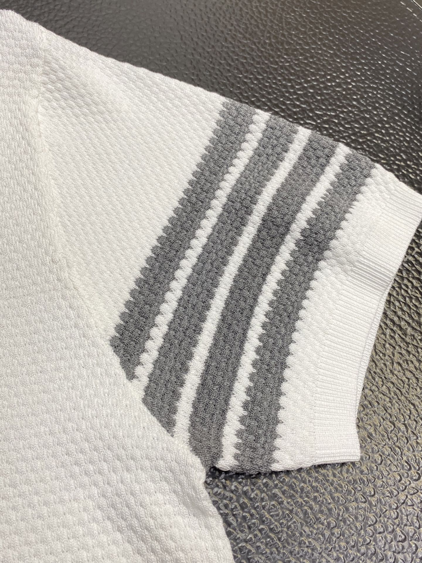 。Thom Browne汤姆布朗💥独家专供春夏新款原单男士休闲针织短袖。高端定制 高版本 时尚百搭爆款⚠