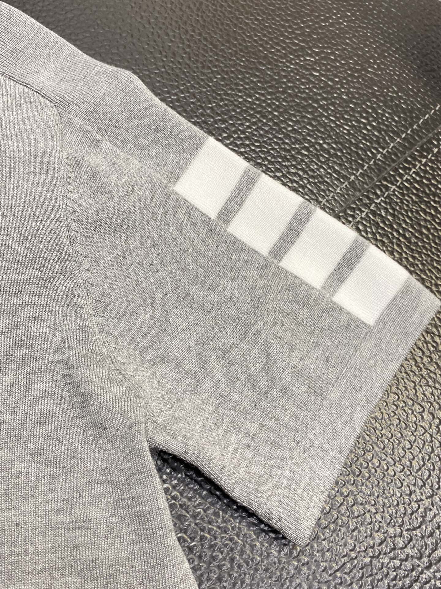 。Thom Browne汤姆布朗💥独家专供春夏新款原单男士休闲针织短袖。高端定制 高版本 时尚百搭爆款⚠