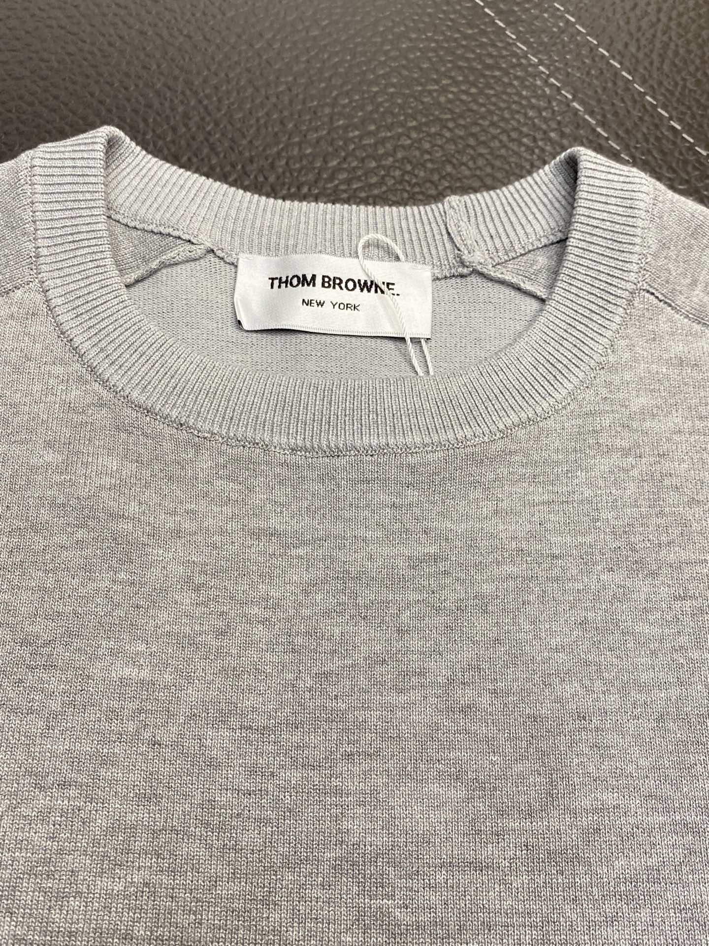 。Thom Browne汤姆布朗💥独家专供春夏新款原单男士休闲针织短袖。高端定制 高版本 时尚百搭爆款⚠