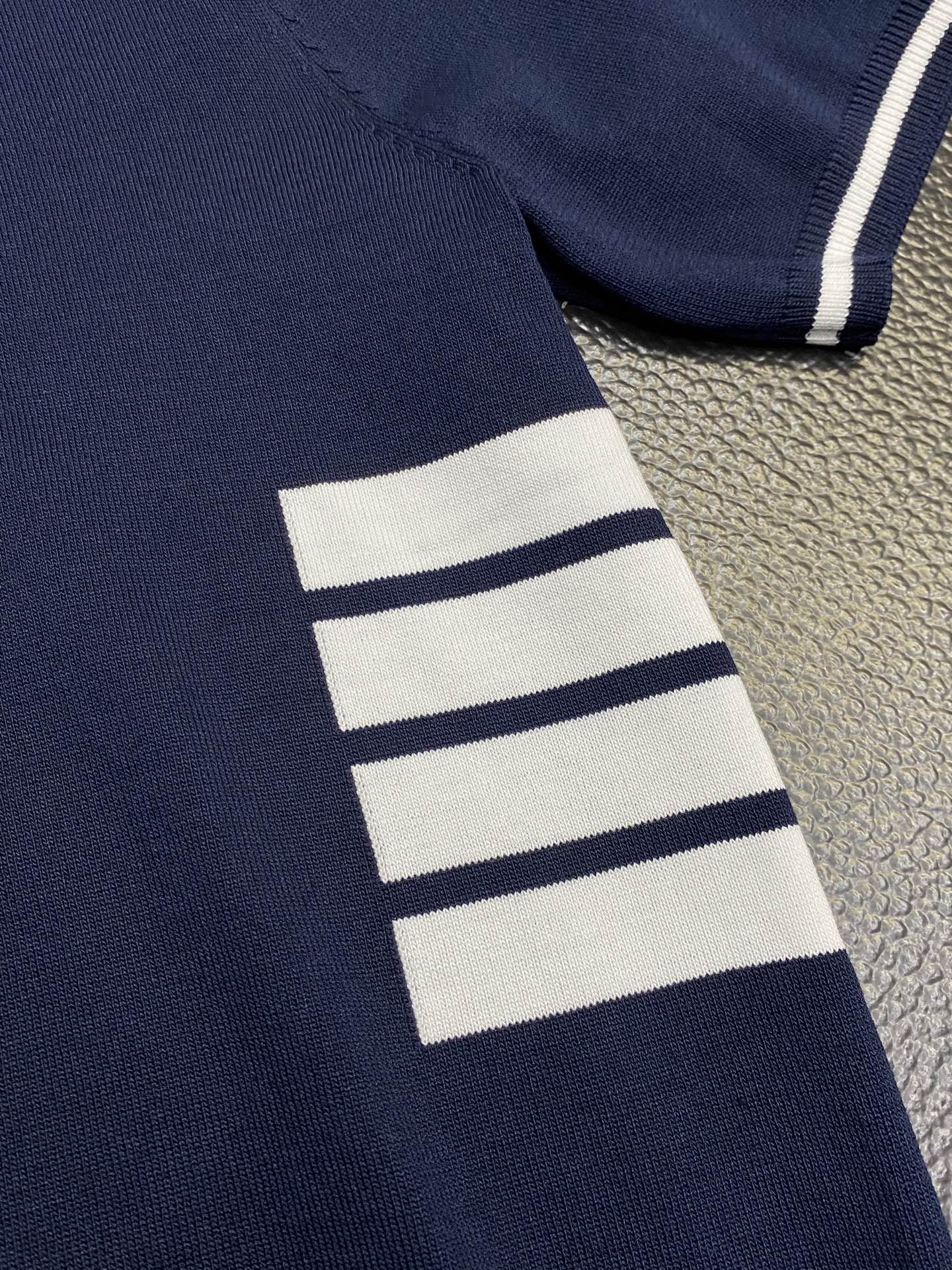 。Thom Browne汤姆布朗💥独家专供春夏新款原单男士休闲针织短袖。高端定制 高版本 时尚百搭爆款⚠