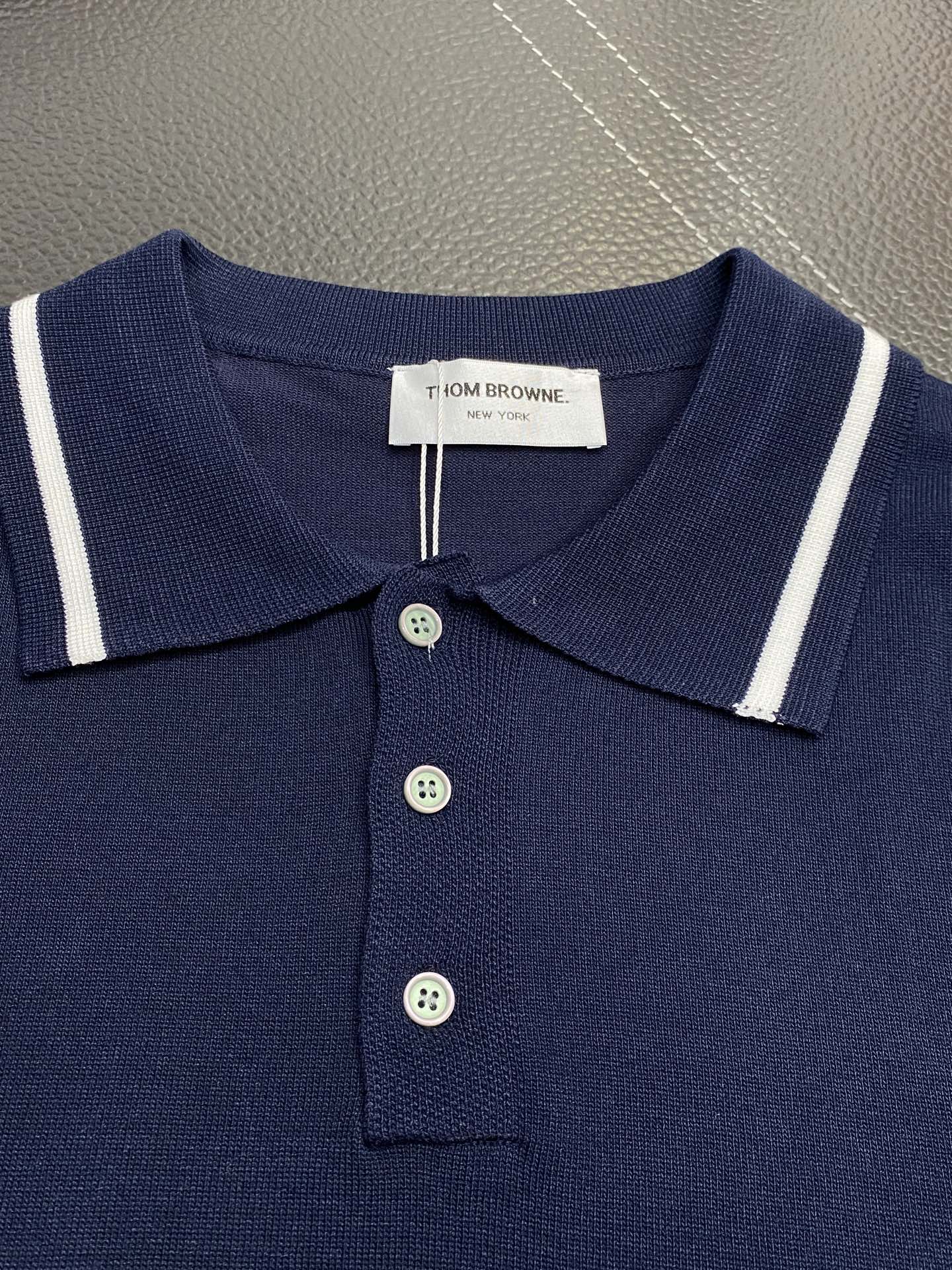 。Thom Browne汤姆布朗💥独家专供春夏新款原单男士休闲针织短袖。高端定制 高版本 时尚百搭爆款⚠