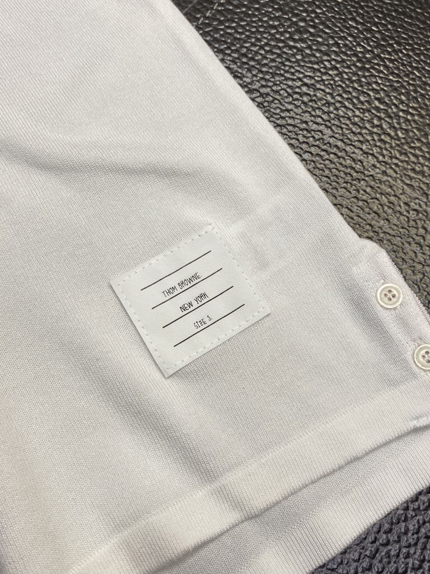 。Thom Browne汤姆布朗💥独家专供春夏新款原单男士休闲针织短袖。高端定制 高版本 时尚百搭爆款⚠