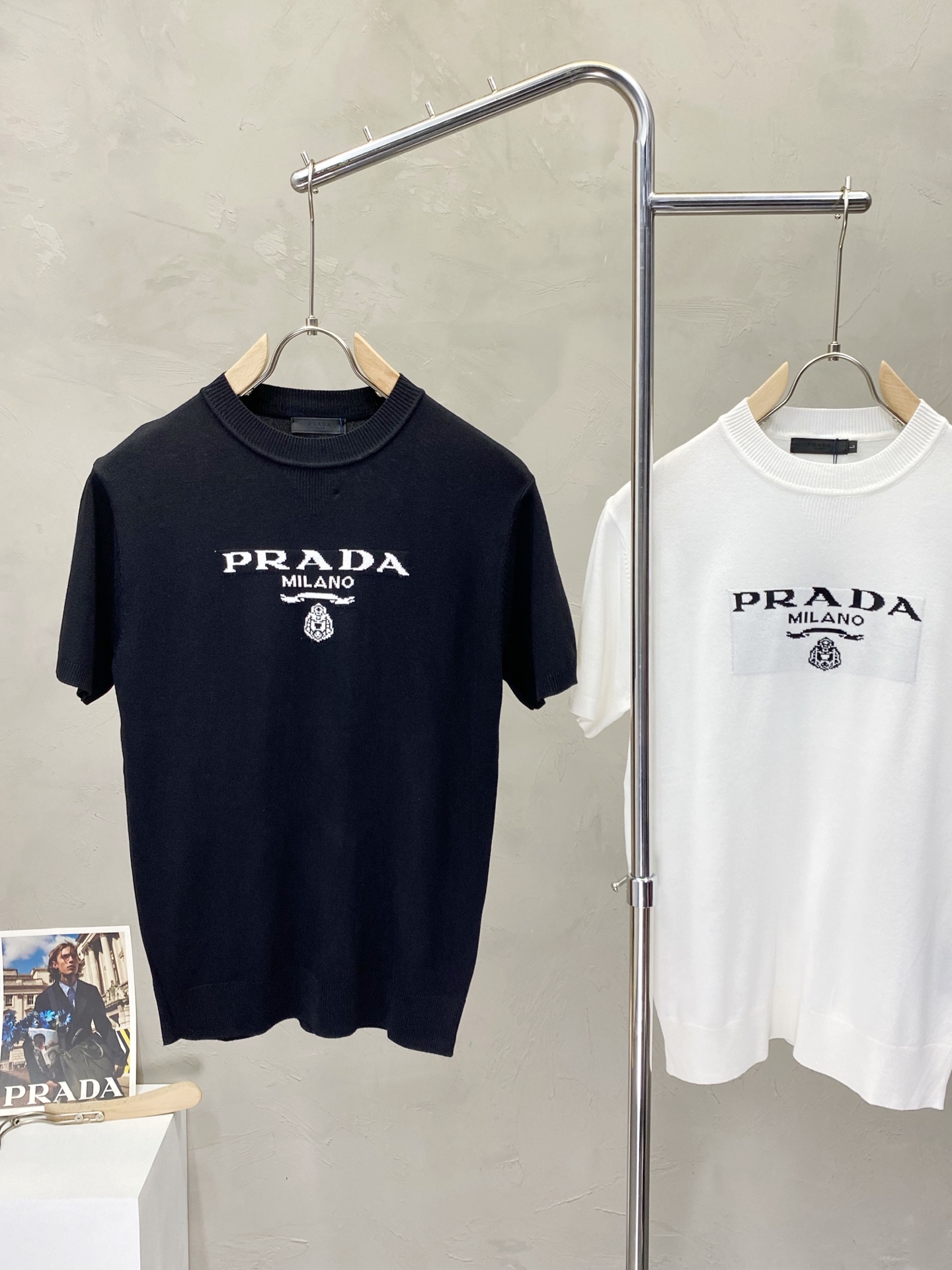 P95
Prada普拉达💥独家专供春夏新款原单男士休闲针织短袖。高端定制 高版本 时尚百搭爆款⚠️✨原版进口面料 logo图案设计 手感超柔软细腻 穿着亲肤舒适 高端精品 代工厂精细做工 上身非常赞 男士必备单品 三标齐全 尺码：M-3XL