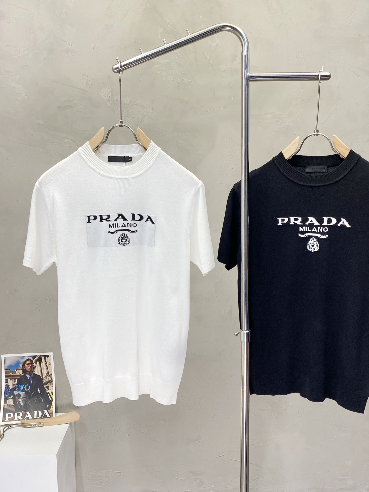 P95
Prada普拉达💥独家专供春夏新款原单男士休闲针织短袖。高端定制 高版本 时尚百搭爆款⚠️✨原版进口面料 logo图案设计 手感超柔软细腻 穿着亲肤舒适 高端精品 代工厂精细做工 上身非常赞 男士必备单品 三标齐全 尺码：M-3XL