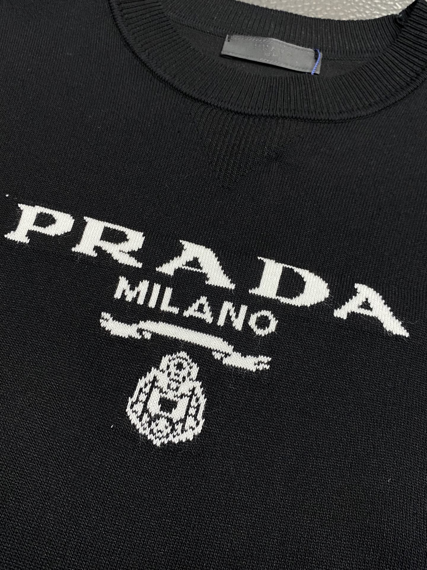 P95
Prada普拉达💥独家专供春夏新款原单男士休闲针织短袖。高端定制 高版本 时尚百搭爆款⚠️✨原版进口面料 logo图案设计 手感超柔软细腻 穿着亲肤舒适 高端精品 代工厂精细做工 上身非常赞 男士必备单品 三标齐全 尺码：M-3XL
