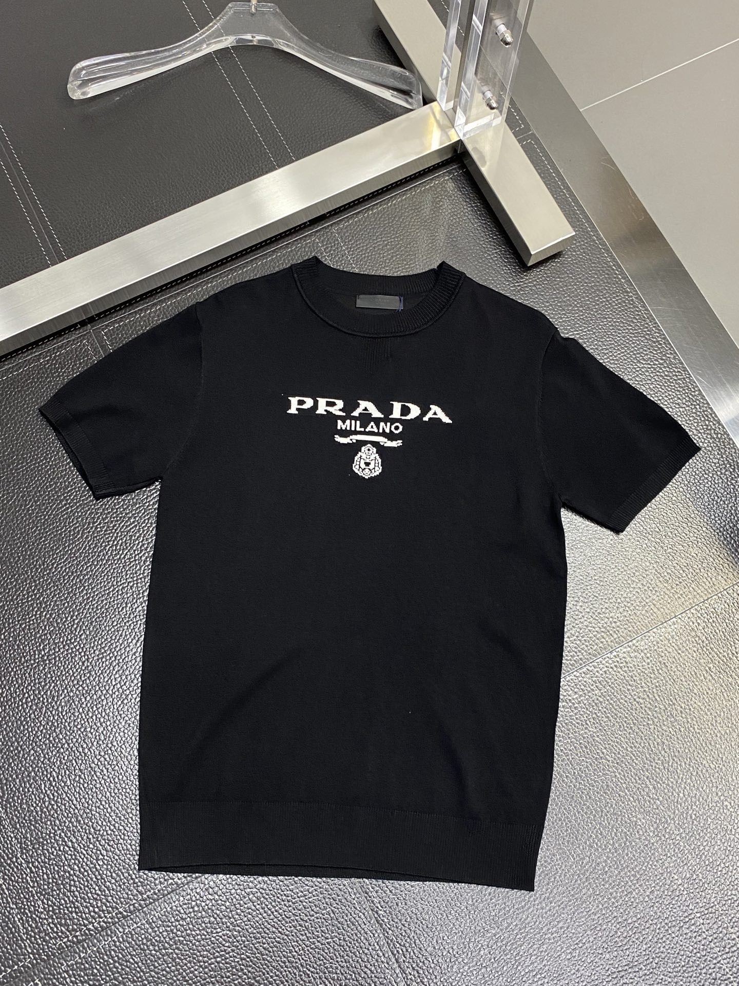 P95
Prada普拉达💥独家专供春夏新款原单男士休闲针织短袖。高端定制 高版本 时尚百搭爆款⚠️✨原版进口面料 logo图案设计 手感超柔软细腻 穿着亲肤舒适 高端精品 代工厂精细做工 上身非常赞 男士必备单品 三标齐全 尺码：M-3XL