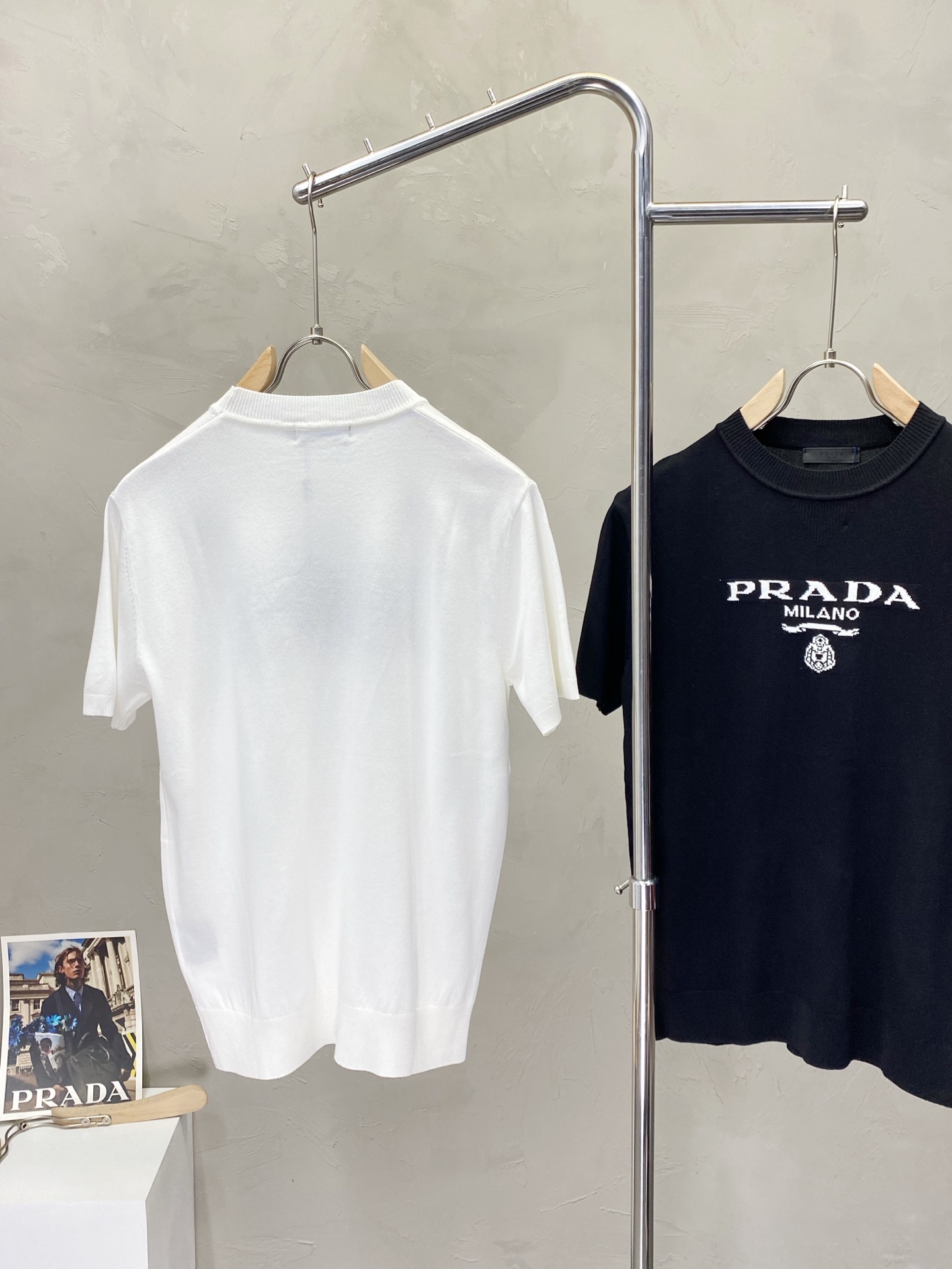 P95
Prada普拉达💥独家专供春夏新款原单男士休闲针织短袖。高端定制 高版本 时尚百搭爆款⚠️✨原版进口面料 logo图案设计 手感超柔软细腻 穿着亲肤舒适 高端精品 代工厂精细做工 上身非常赞 男士必备单品 三标齐全 尺码：M-3XL