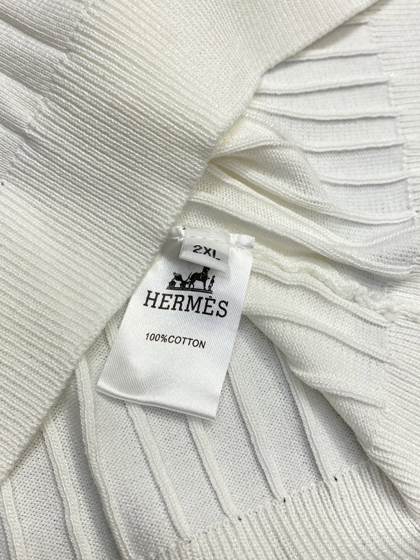 P95
HERMES爱马仕💥独家专供春夏新款原单男士休闲针织短袖。高端定制 高版本 时尚百搭爆款⚠️✨原版进口面料 logo图案设计 手感超柔软细腻 穿着亲肤舒适 高端精品 代工厂精细做工 上身非常赞 男士必备单品 三标齐全 尺码：M-3XL